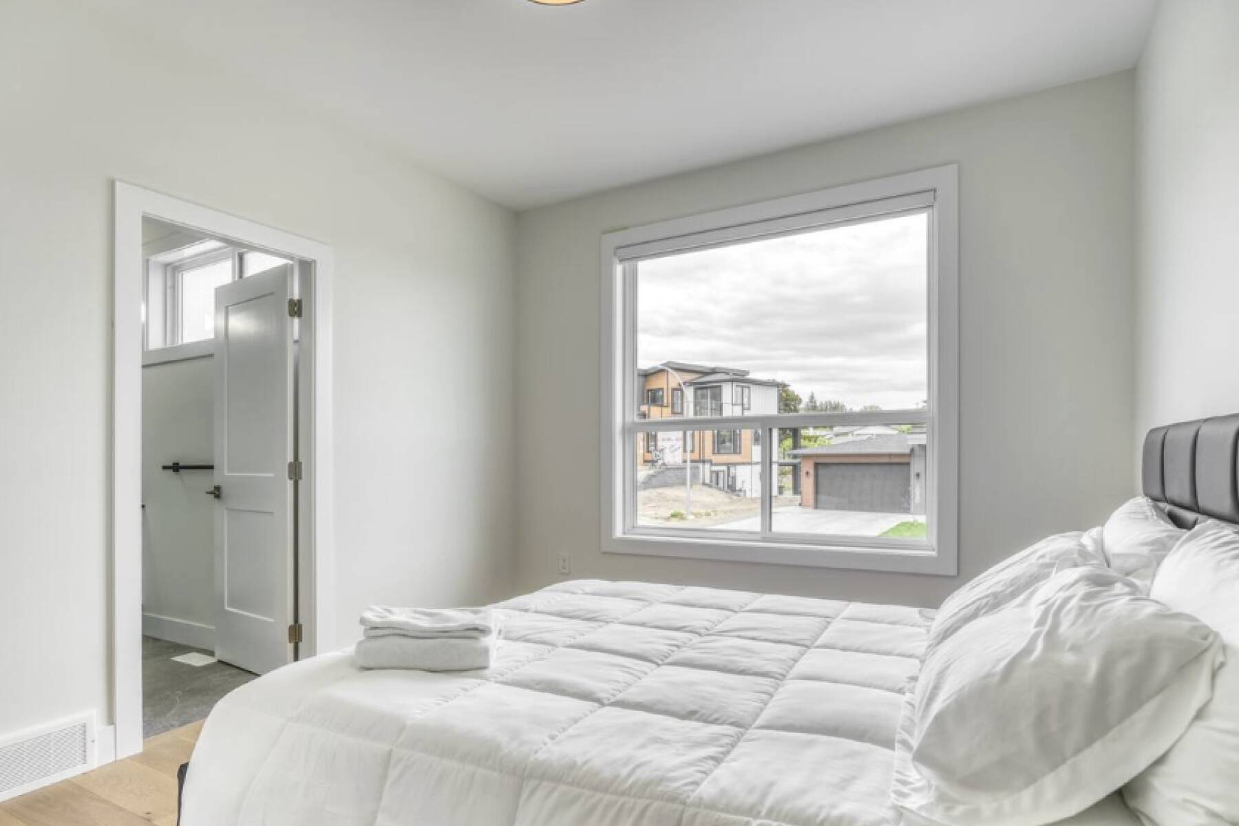 Brand New Luxury 3 Level Lake View House + Hot Tub