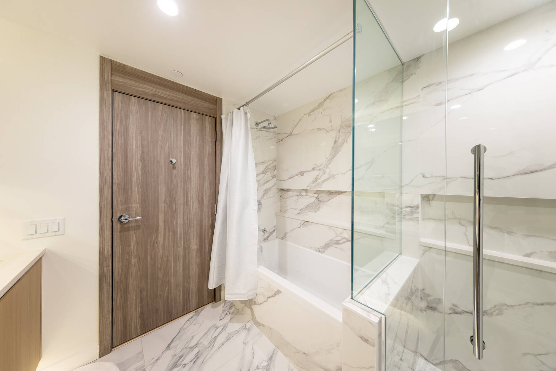 Luxury Penthouse 3 Bedroom | Pool Hot Tub Gym