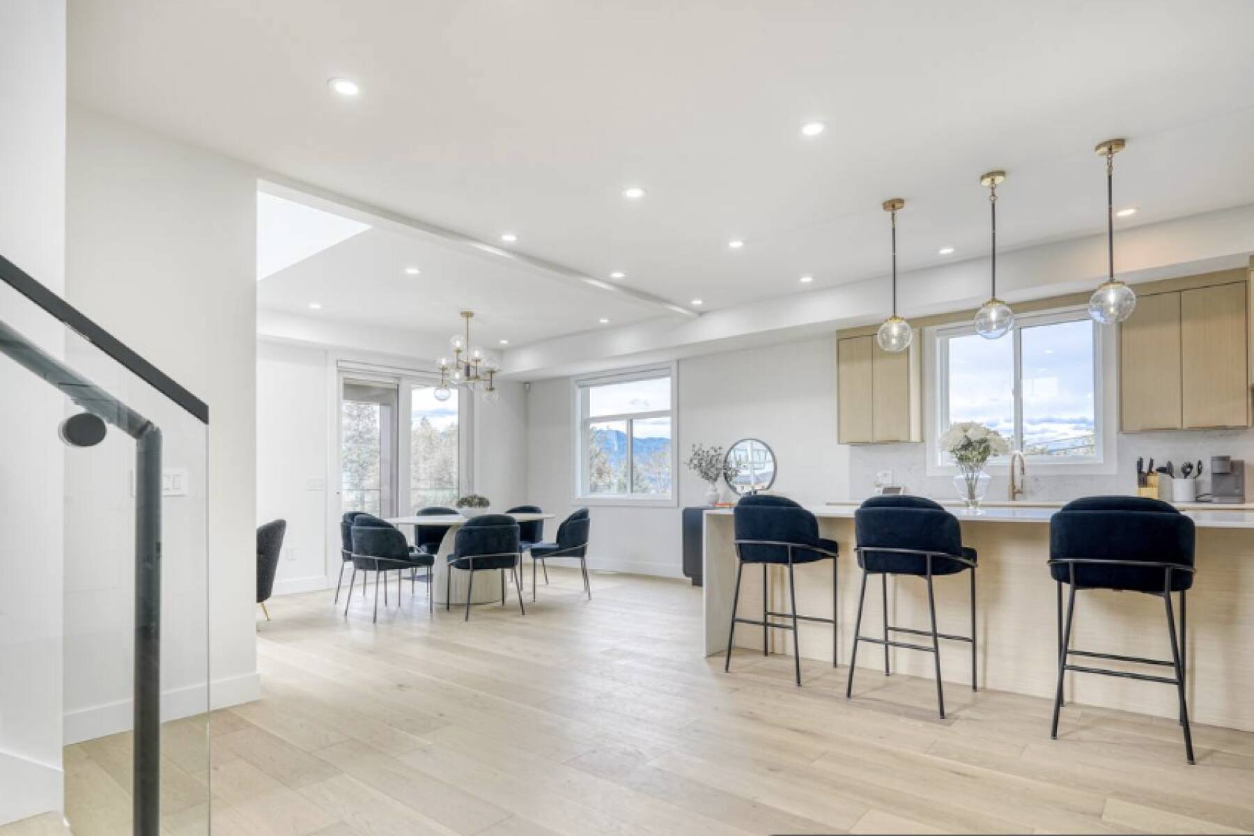 Brand New Luxury 3 Level Lake View House + Hot Tub