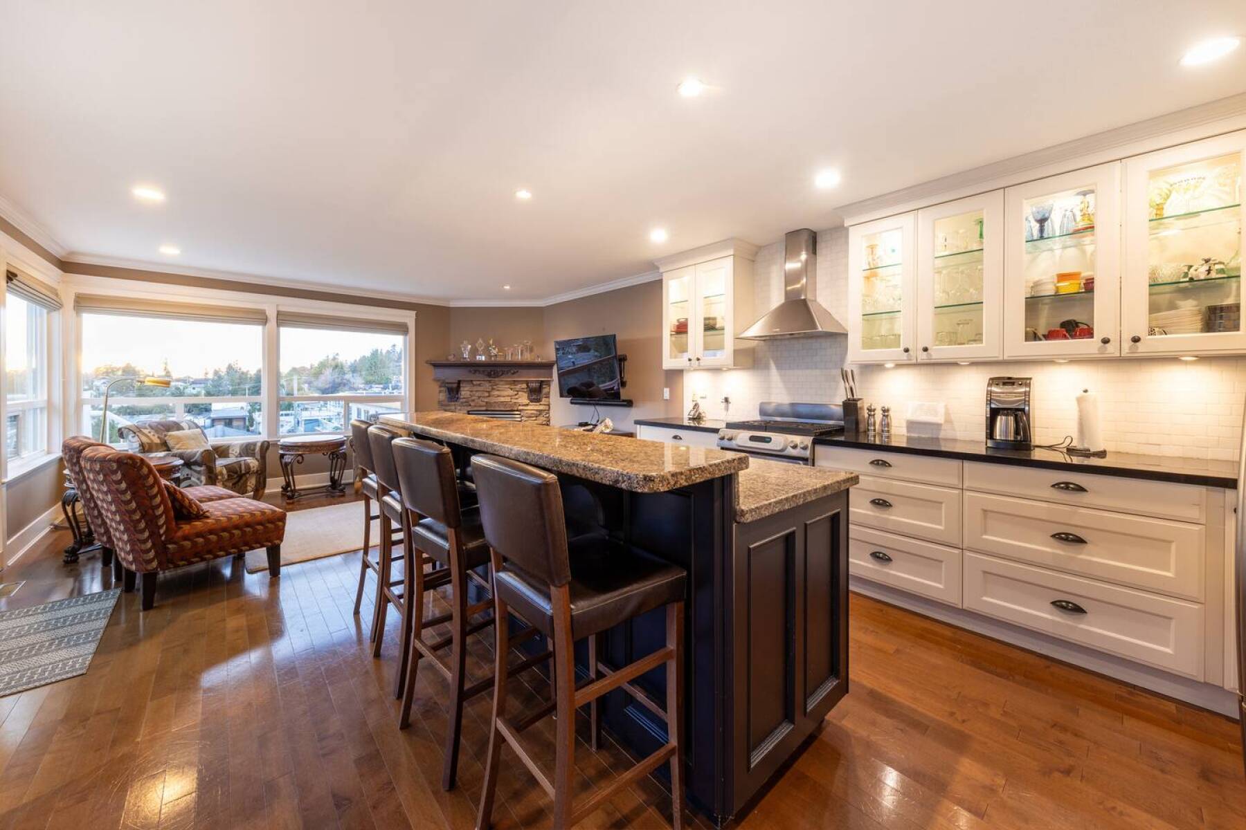 White Rock Beach House walking distance to beach