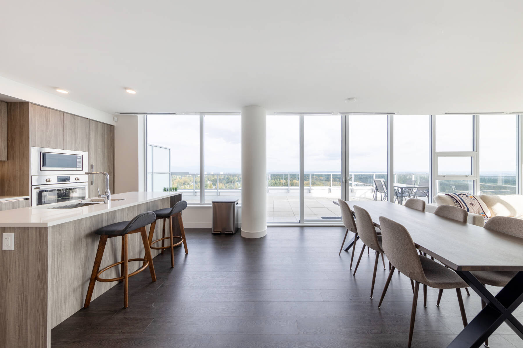 Modern Penthouse 3 Bedroom | Pool Hot Tub Gym