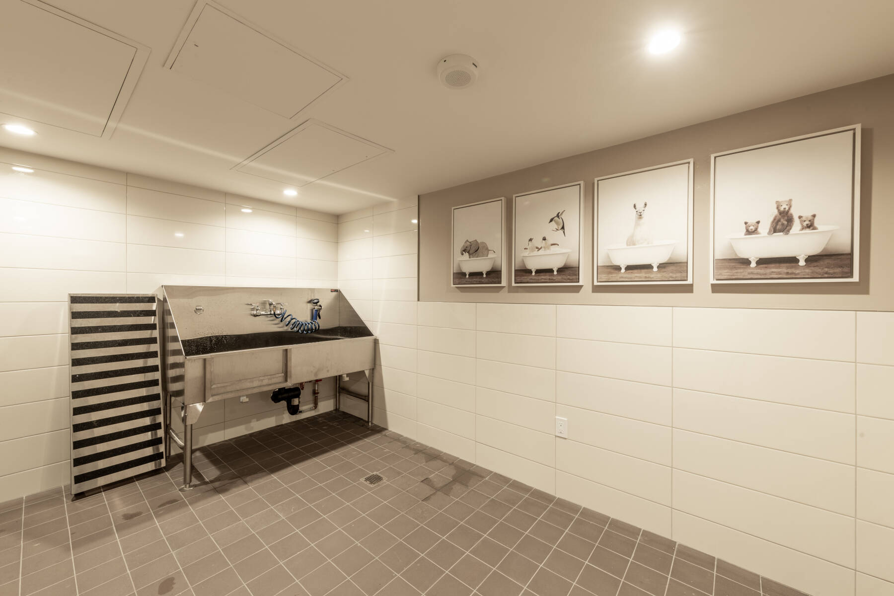 Relaxing Riverside 2BR Near Shops & Parks