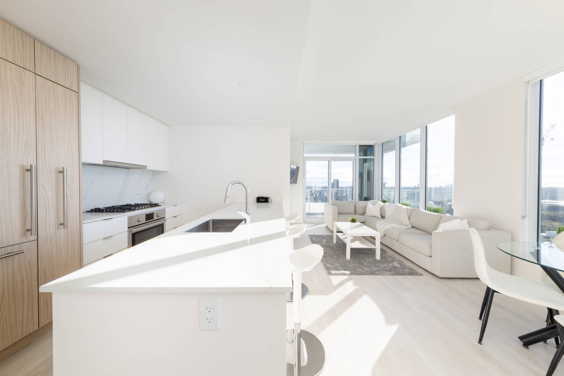 Relaxing Riverside 2BR Near Shops & Parks