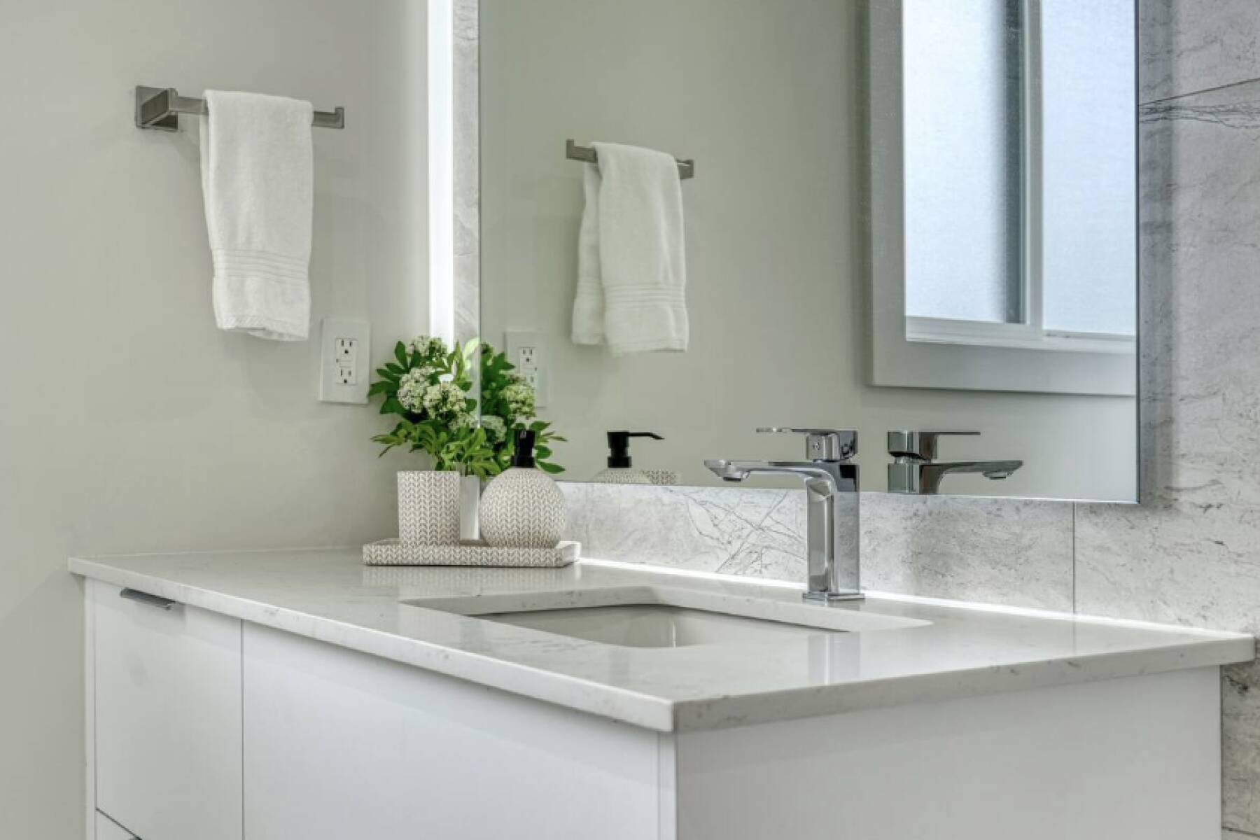 Brand New Luxury 3 Level Lake View House + Hot Tub