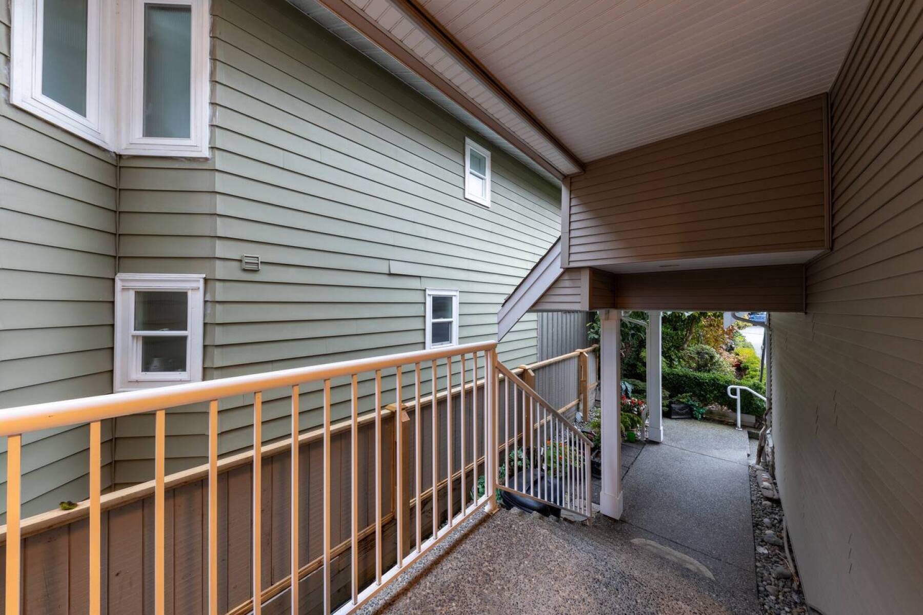 White Rock Beach House walking distance to beach