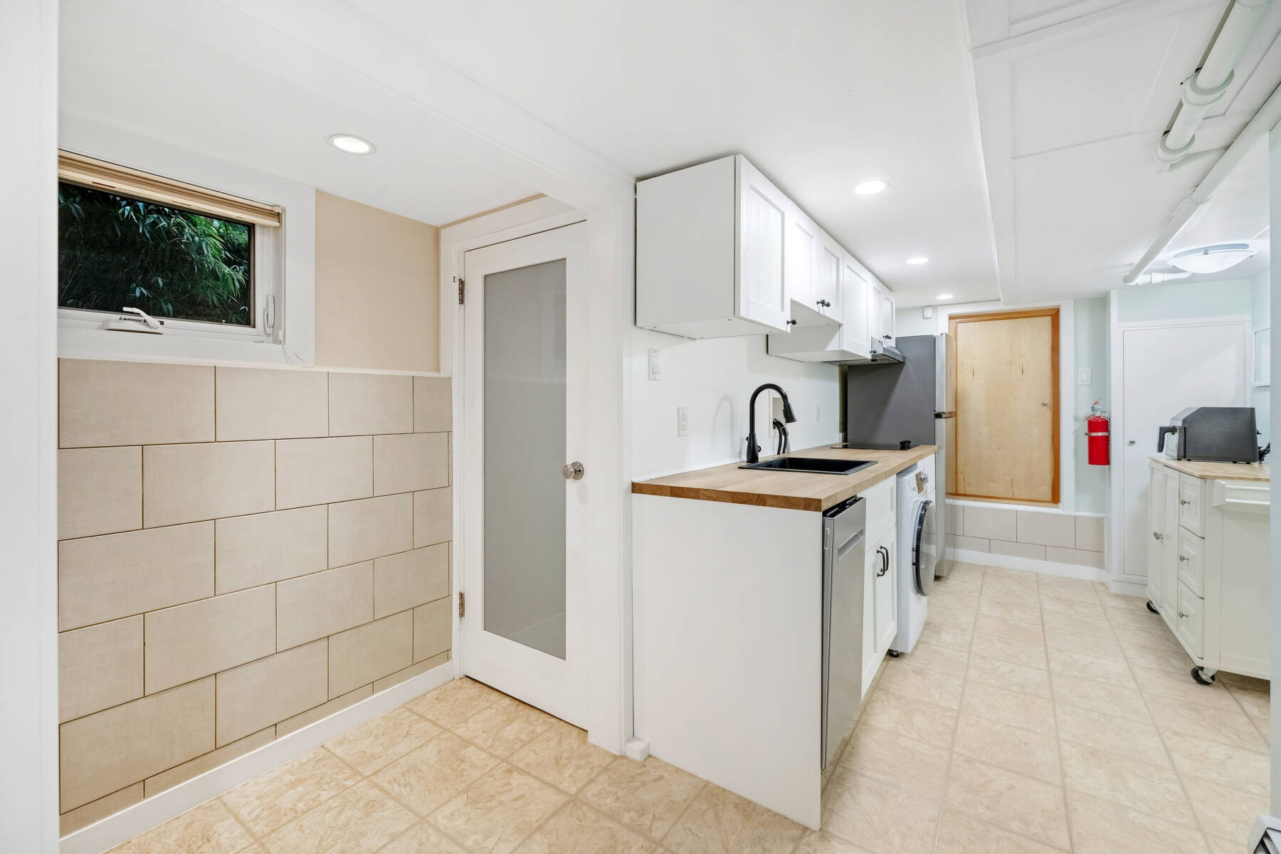 Location! Spacious suite near Dundarave and Waterfront