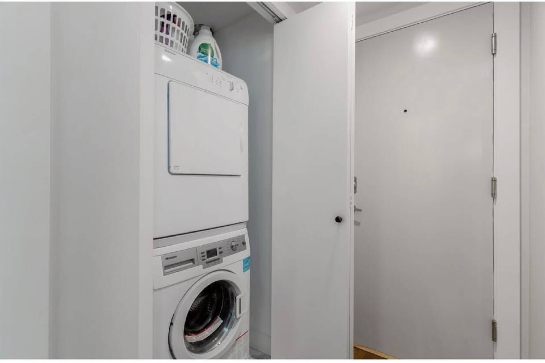 Downtown Vancouver Gem – Quiet Courtyard View