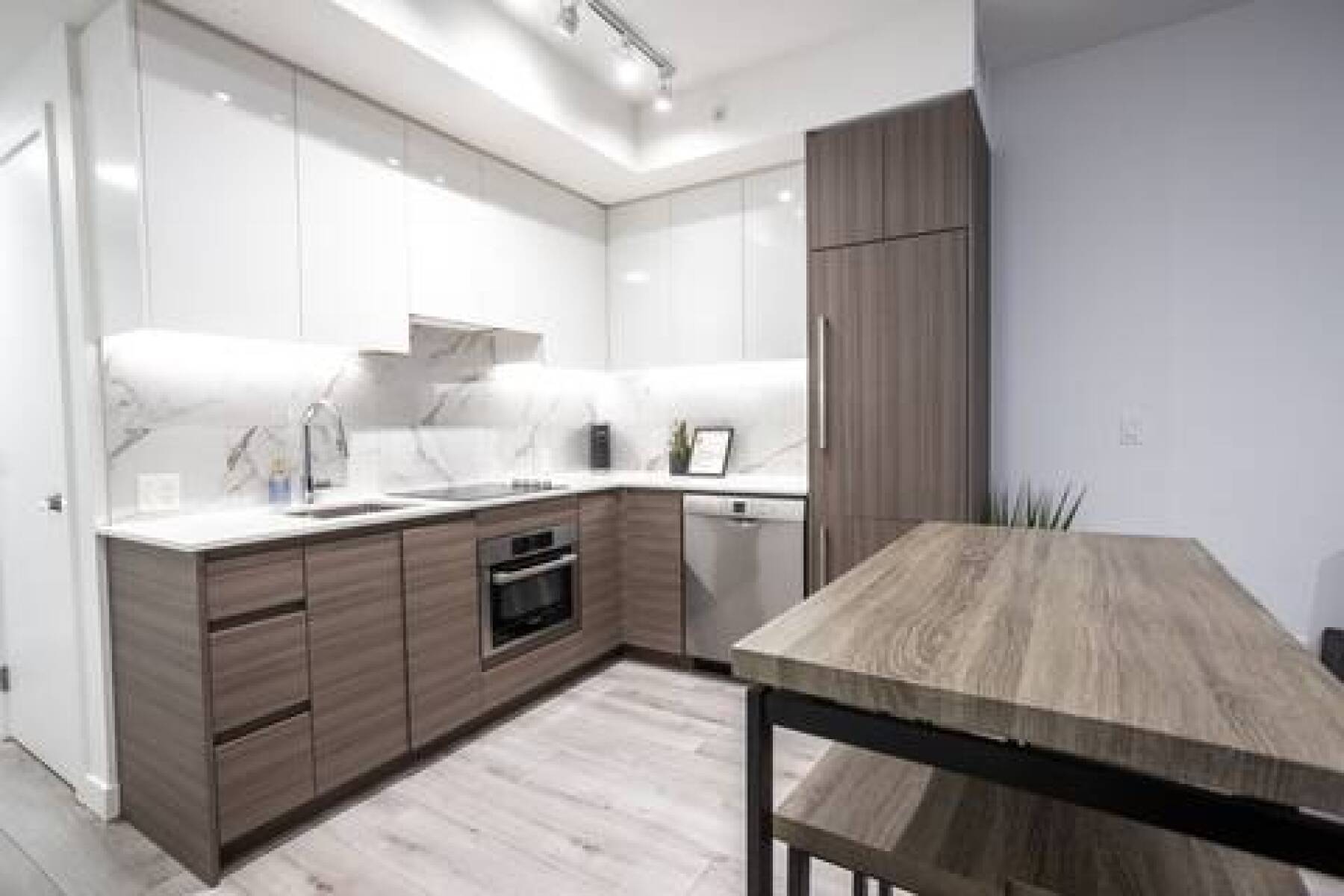 Surrey/Gateway Skyline Views 2 Bed 2 Bath