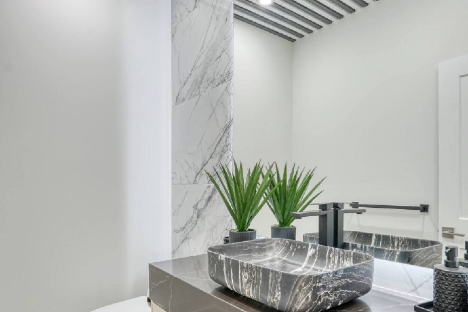 Brand New Luxury 3 Level Lake View House + Hot Tub