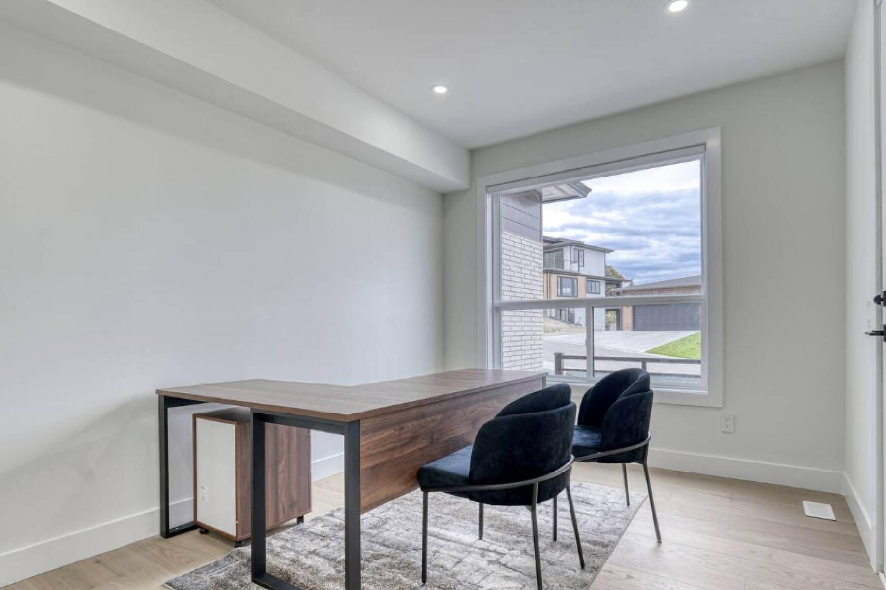 Brand New Luxury 3 Level Lake View House + Hot Tub