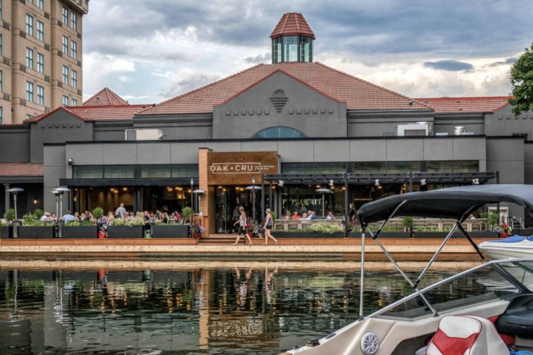 Brand New Luxury 3 Level Lake View House + Hot Tub