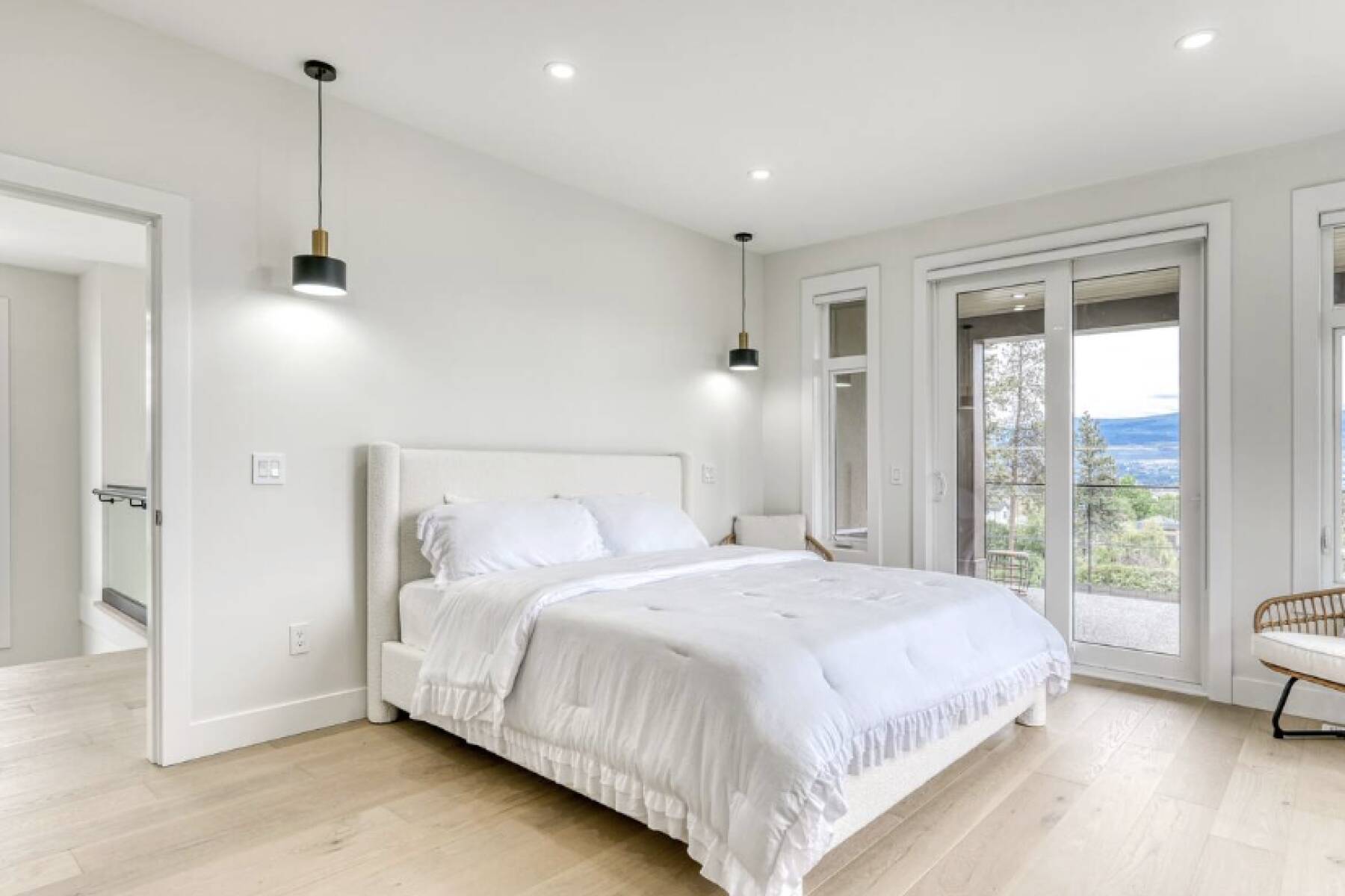 Brand New Luxury 3 Level Lake View House + Hot Tub