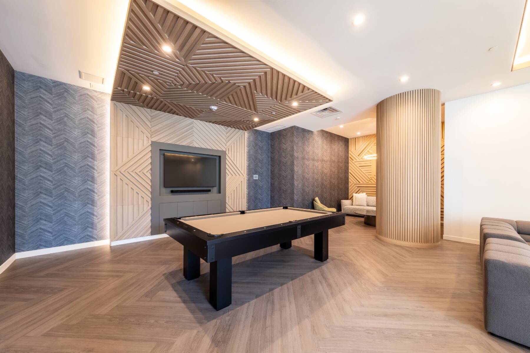 Modern Penthouse 3 Bedroom | Pool Hot Tub Gym