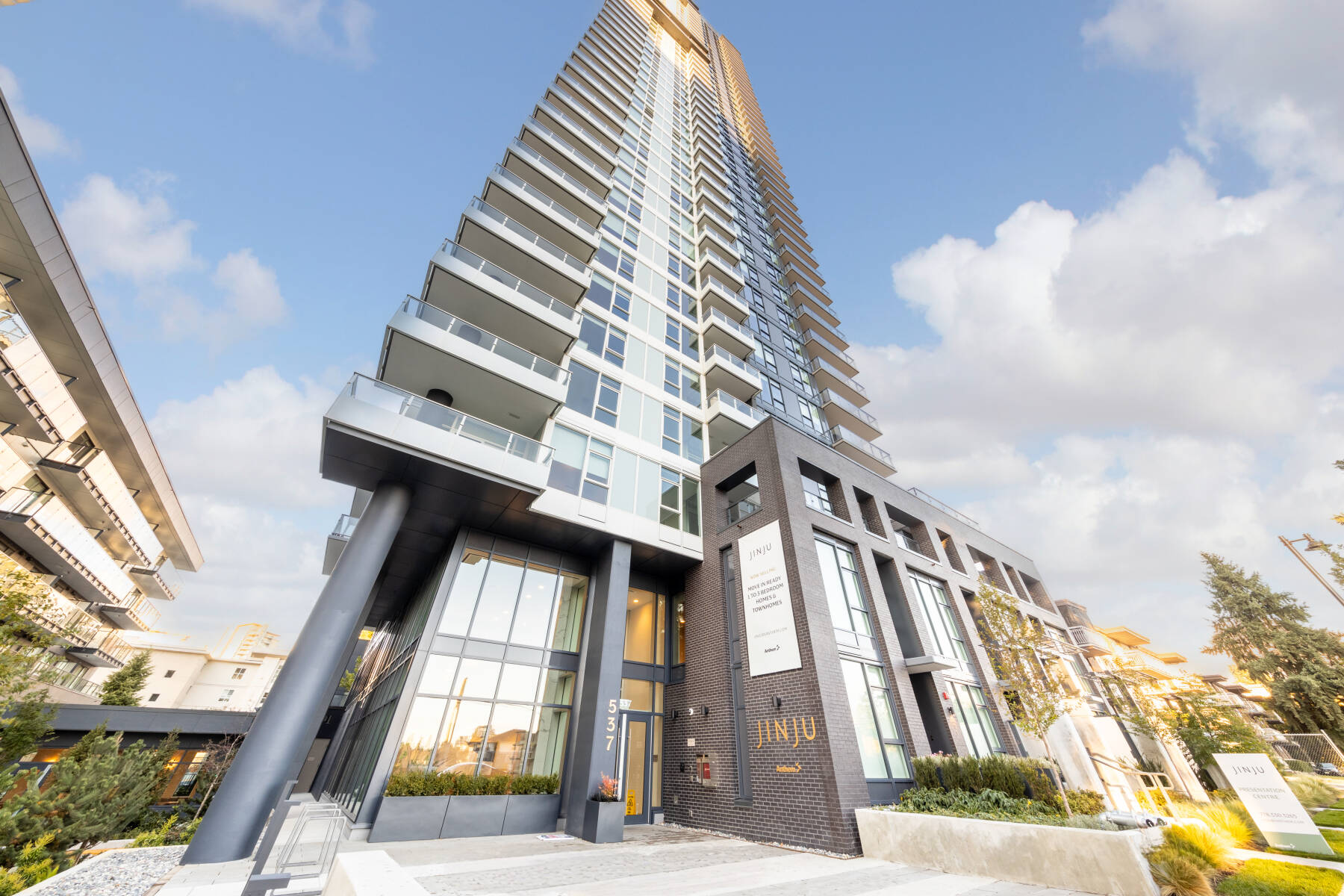 Relaxing Riverside 2BR Near Shops & Parks