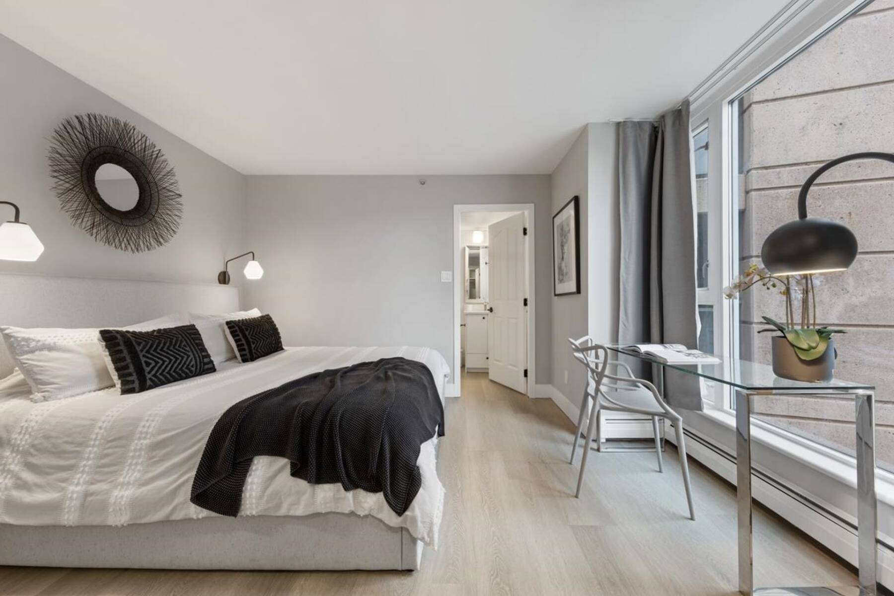 Stylish, 2 Bed, 2 Bath Executive Suite in Great Location