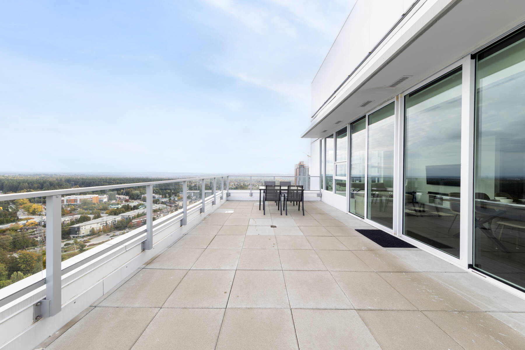 Modern Penthouse 3 Bedroom | Pool Hot Tub Gym