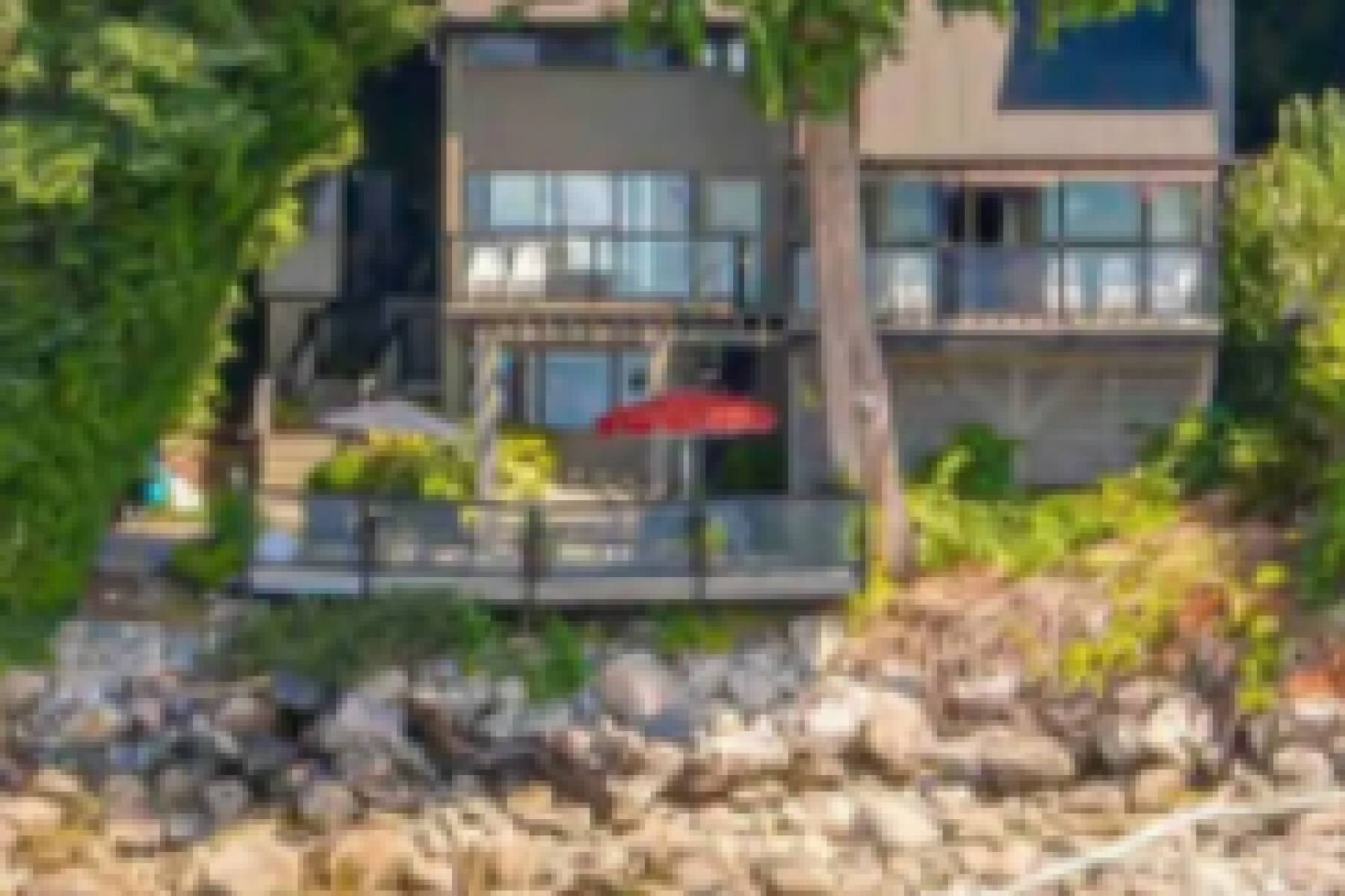 Waterfront West Van Cottage, 3 Bed, 2 Bath, Howe Sound Views