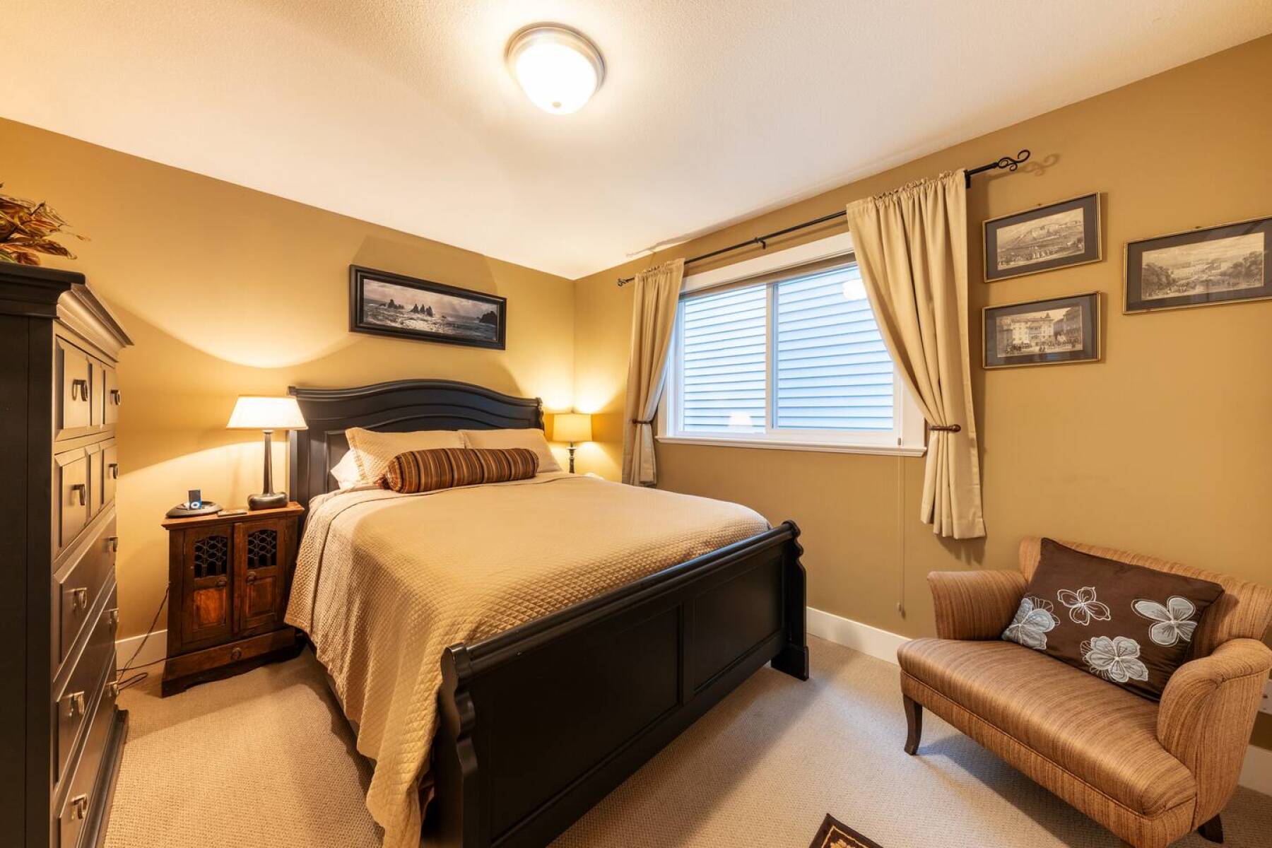 White Rock Beach House walking distance to beach