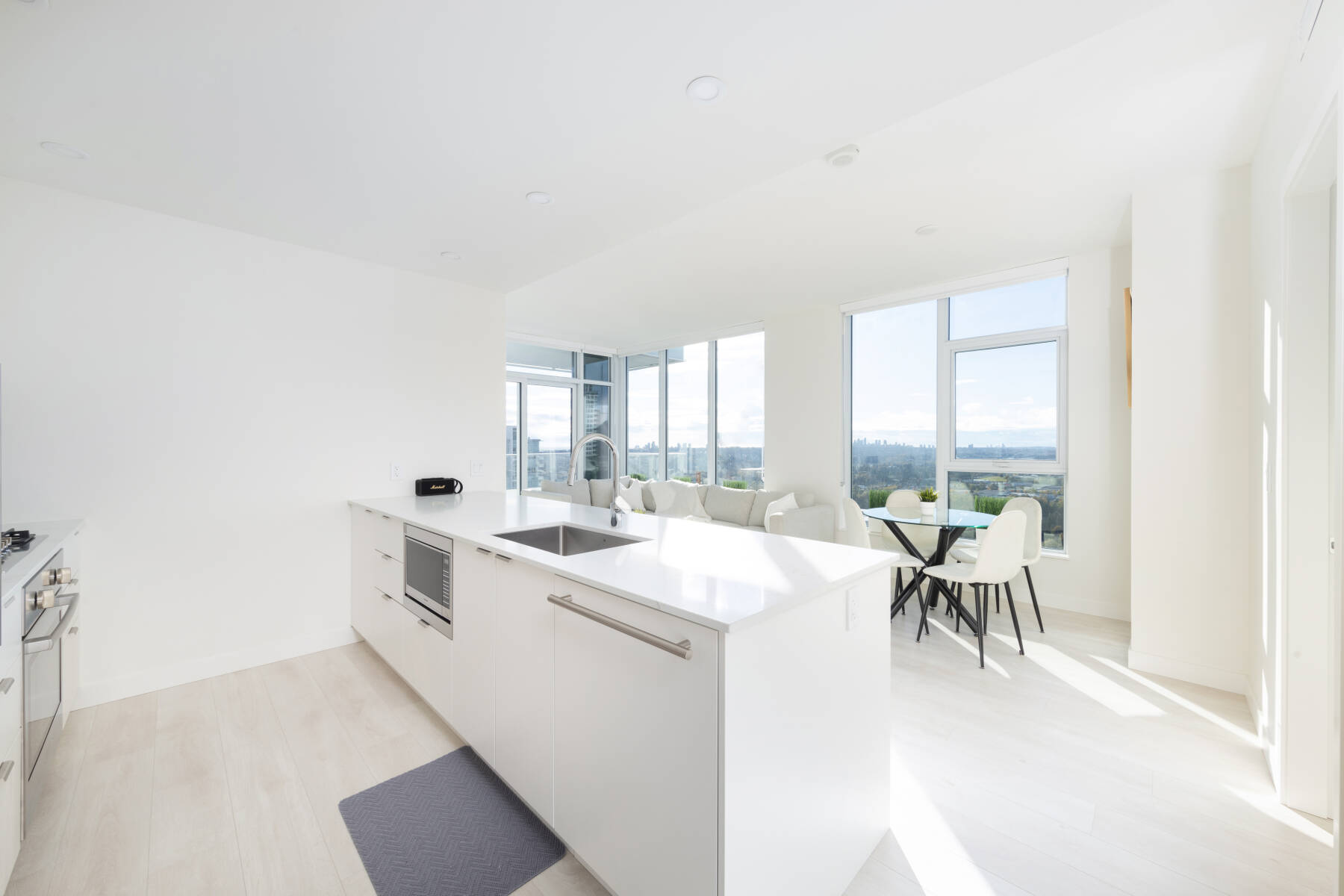 Relaxing Riverside 2BR Near Shops & Parks