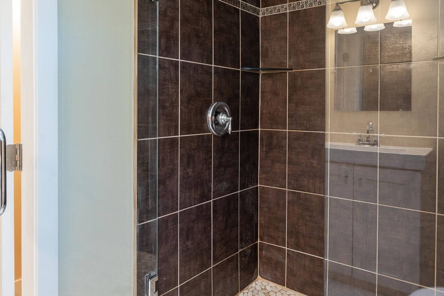 Location! Spacious suite near Dundarave and Waterfront