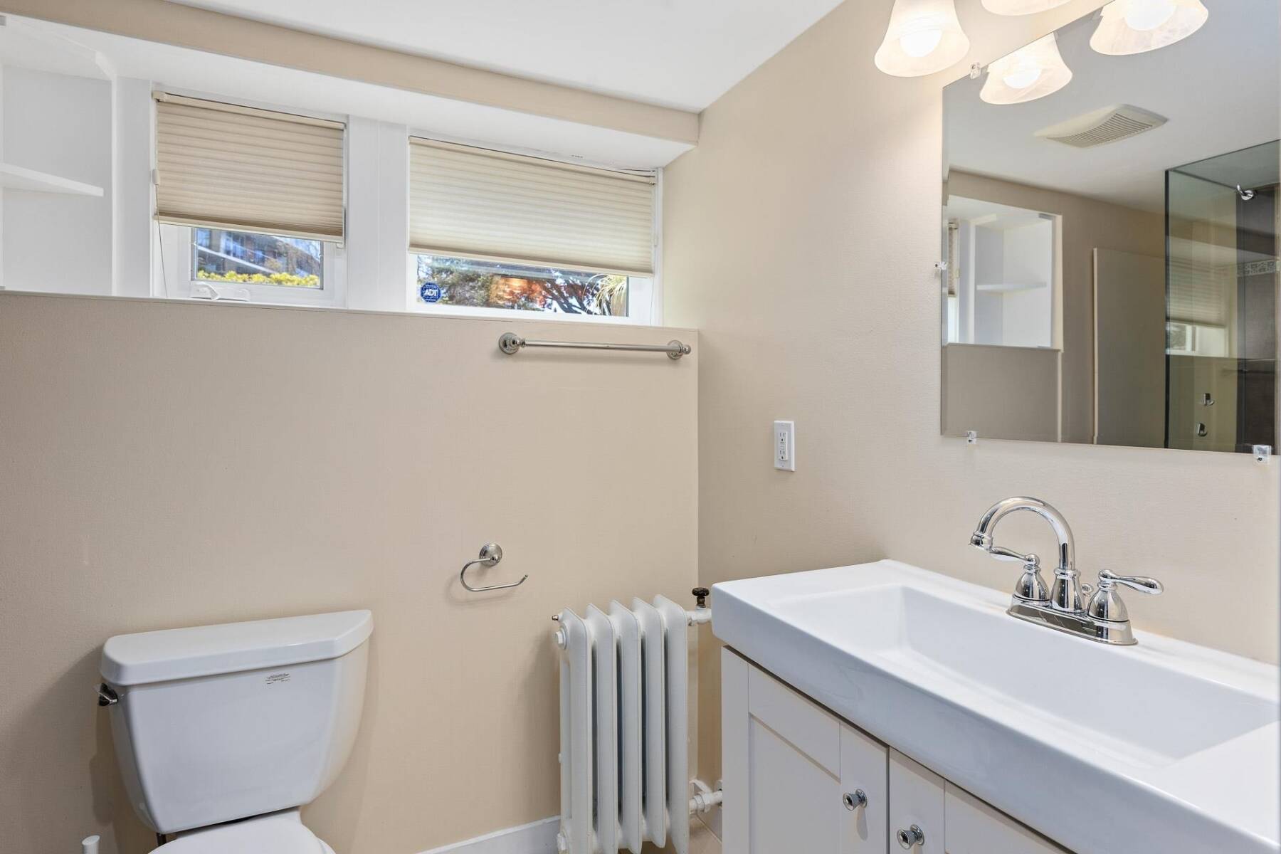 Location! Spacious suite near Dundarave and Waterfront