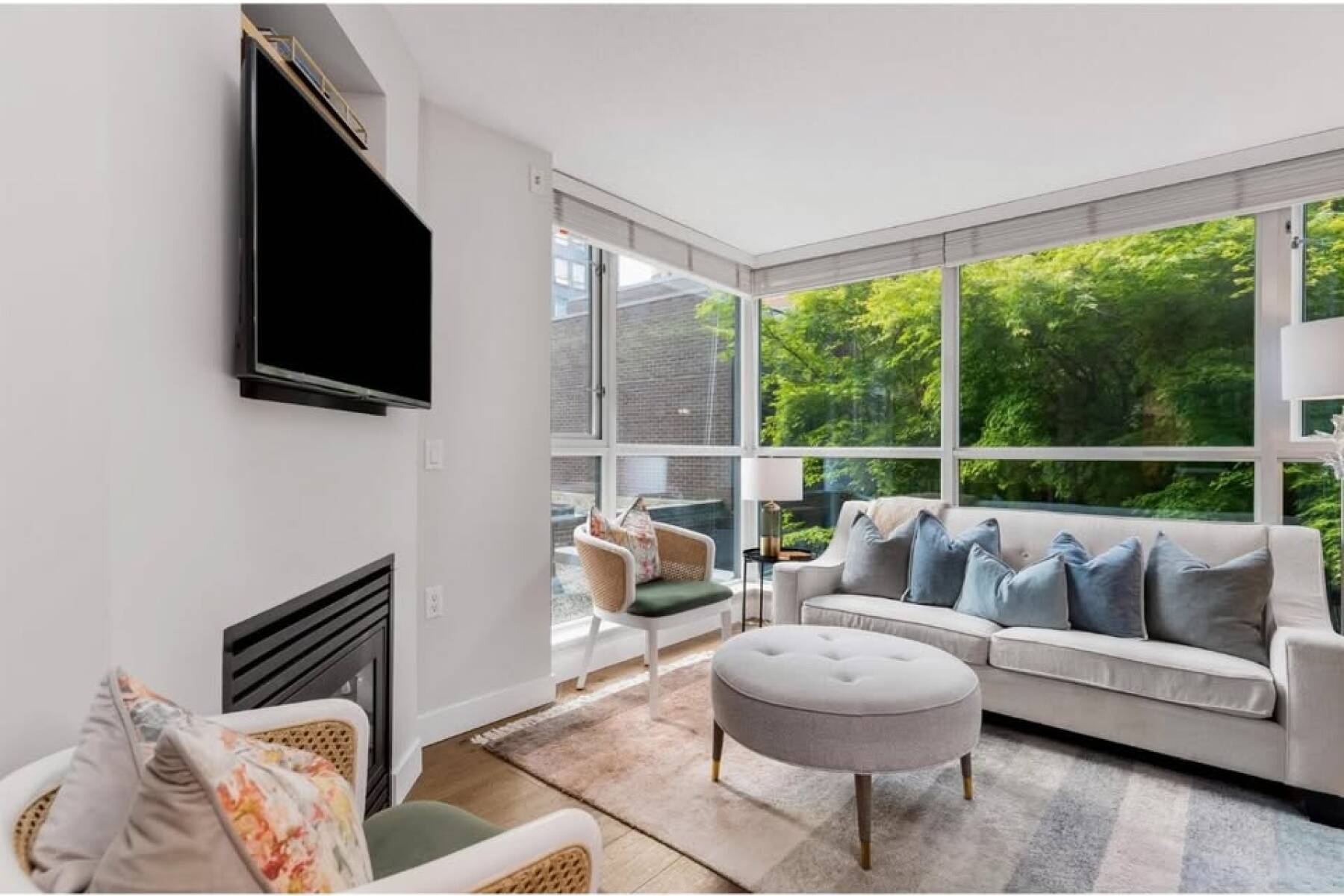 Downtown Vancouver Gem – Quiet Courtyard View