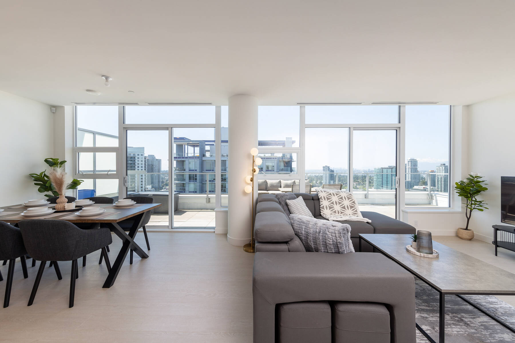 Luxury Penthouse 3 Bedroom | Pool Hot Tub Gym