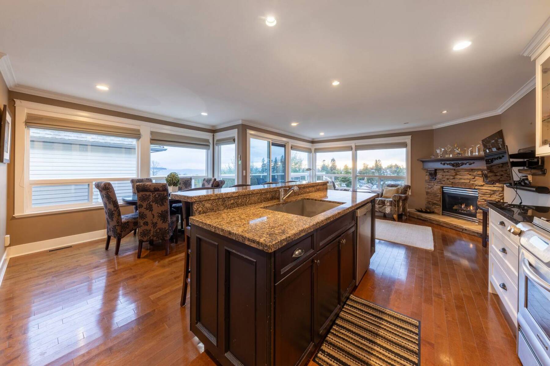 White Rock Beach House walking distance to beach