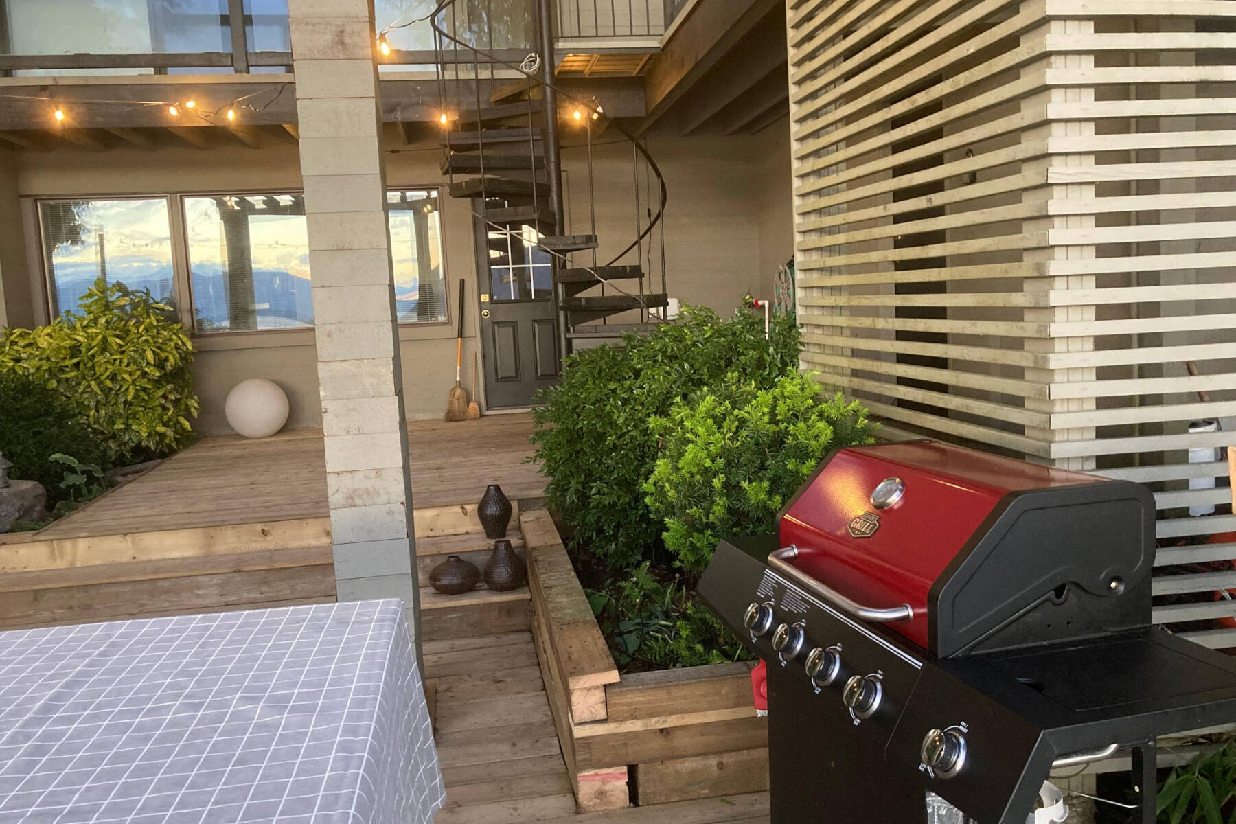 Waterfront West Van Cottage, 3 Bed, 2 Bath, Howe Sound Views