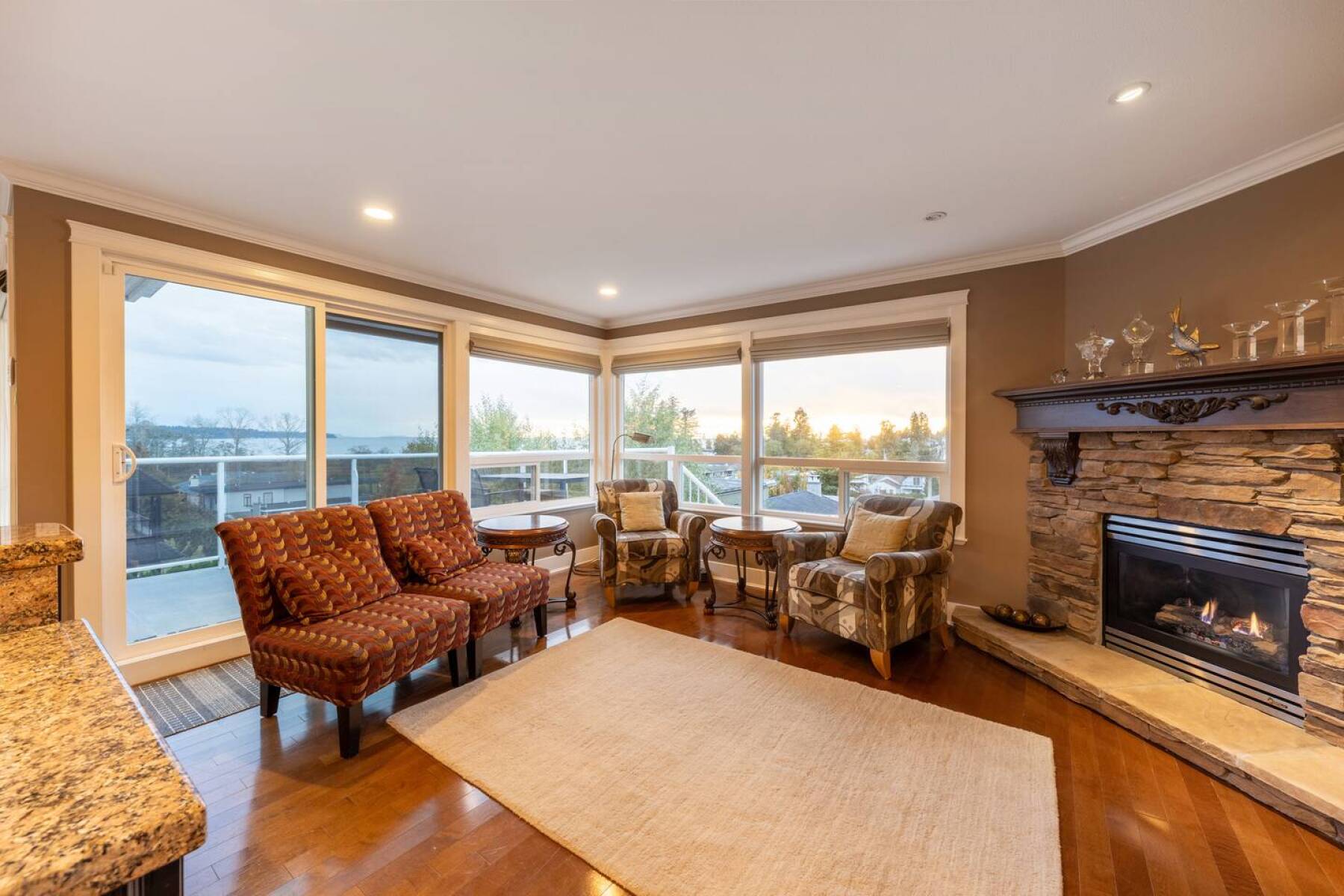 White Rock Beach House walking distance to beach