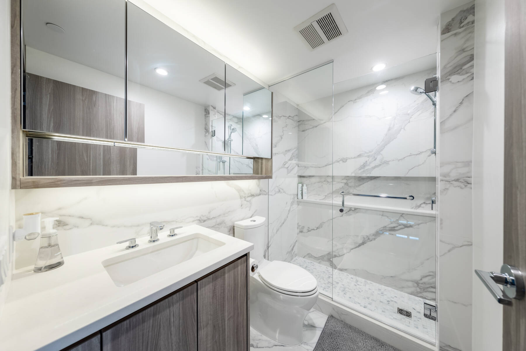 Modern Penthouse 3 Bedroom | Pool Hot Tub Gym