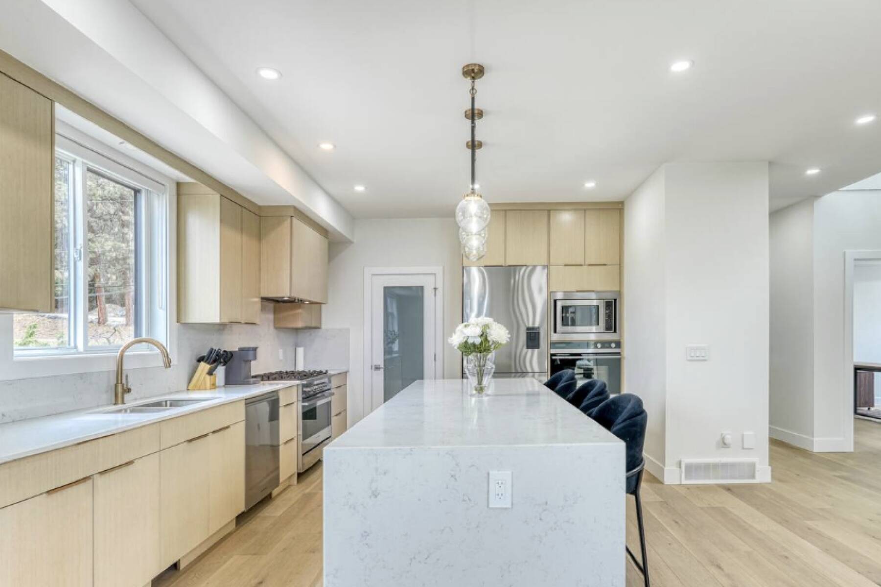 Brand New Luxury 3 Level Lake View House + Hot Tub