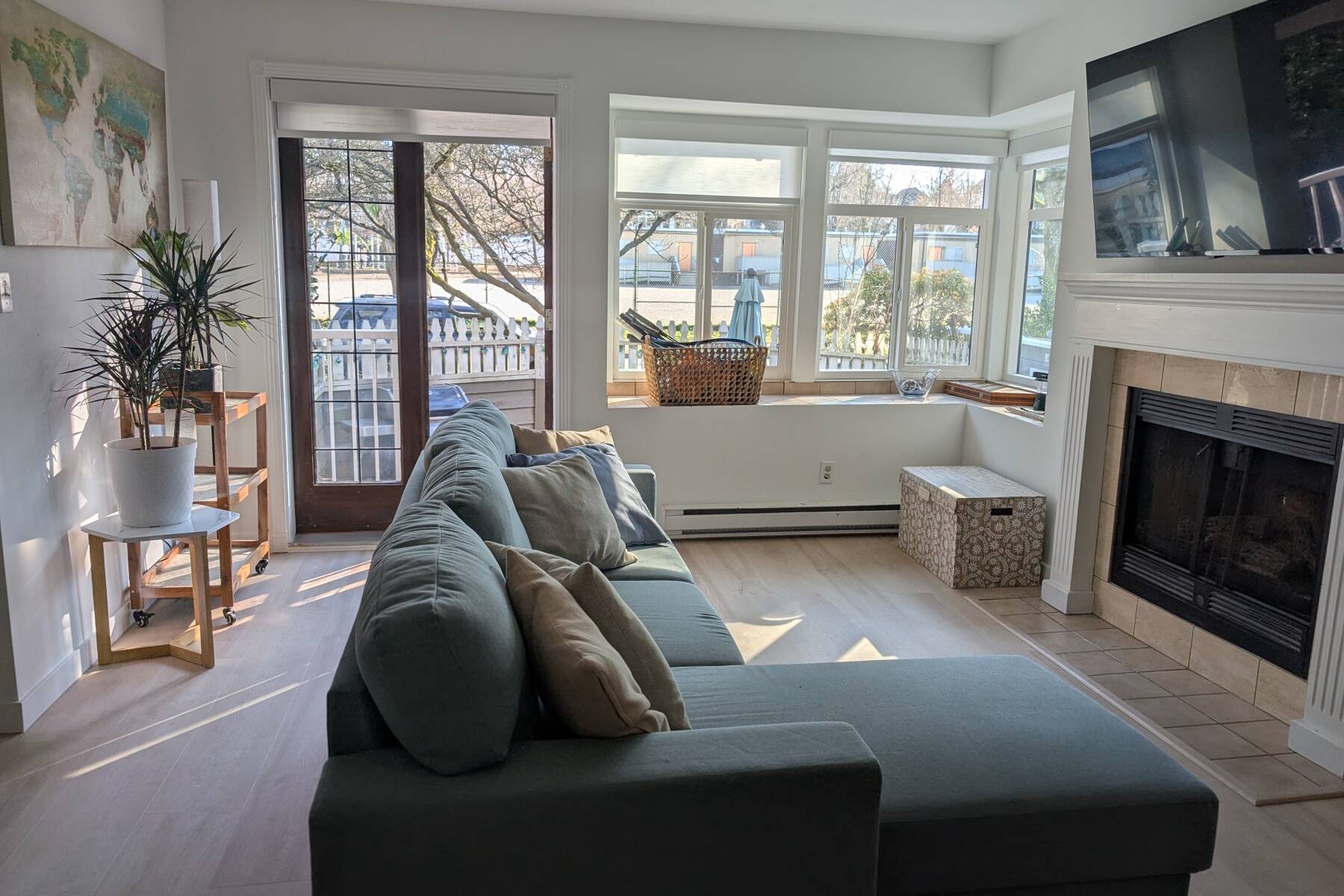 A Peaceful Uptown Towhouse Retreat (Pet Friendly)