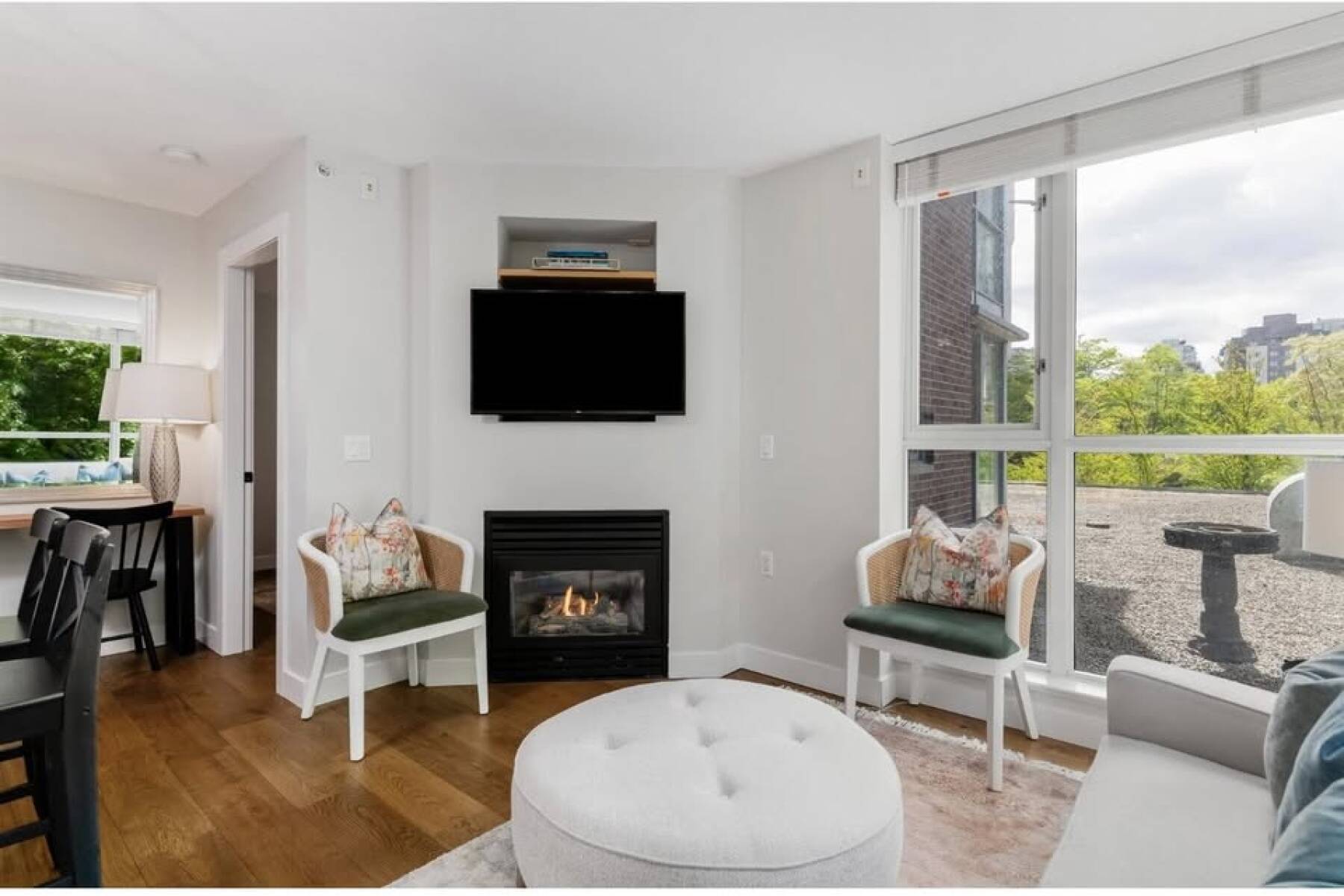 Downtown Vancouver Gem – Quiet Courtyard View