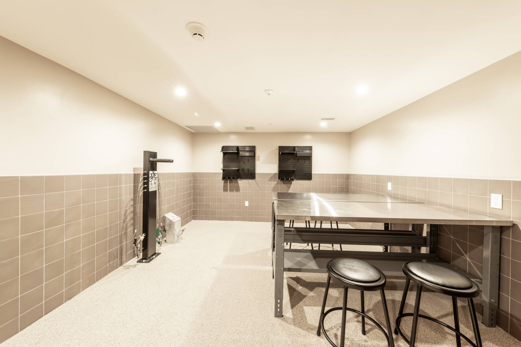 Relaxing Riverside 2BR Near Shops & Parks