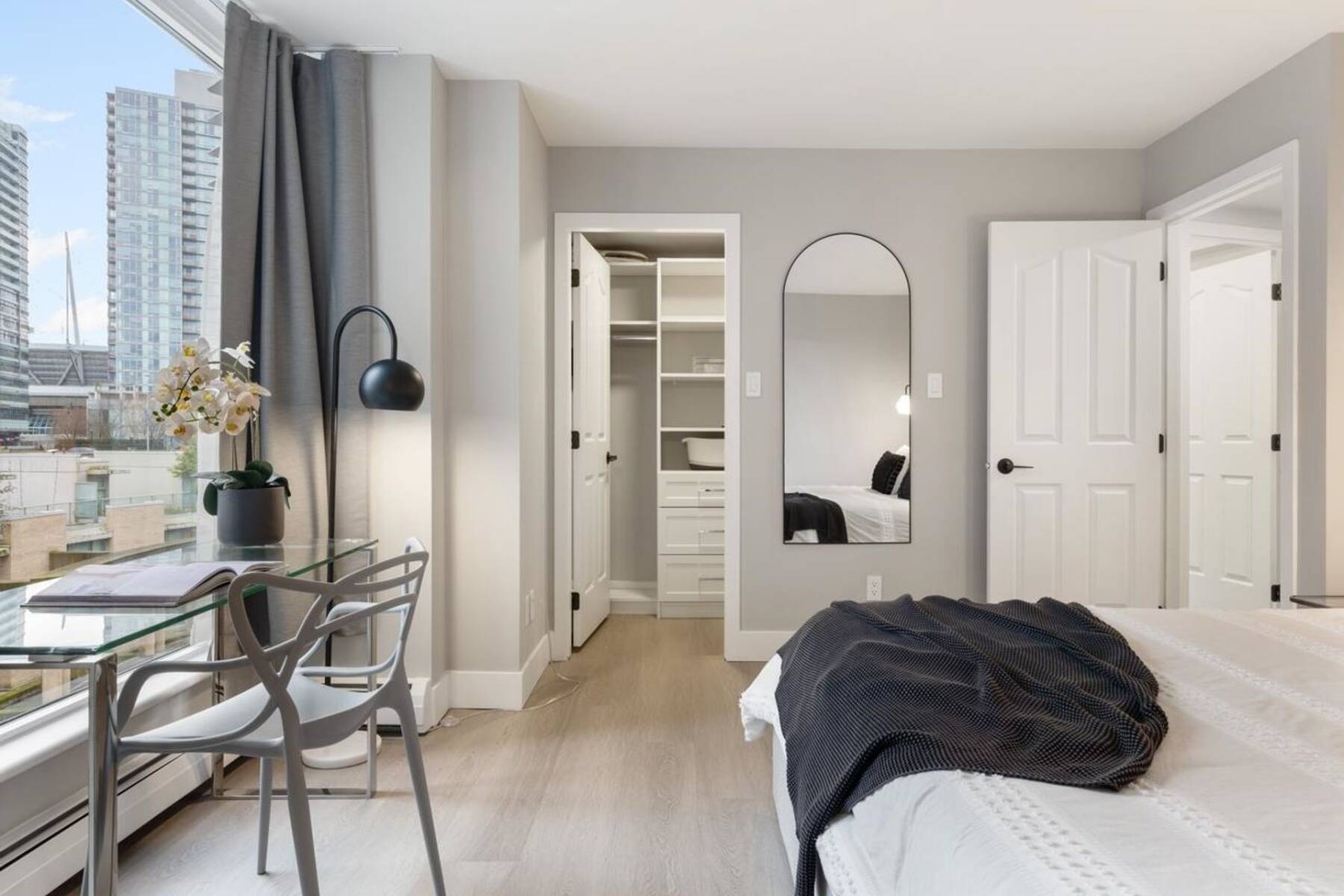 Stylish, 2 Bed, 2 Bath Executive Suite in Great Location