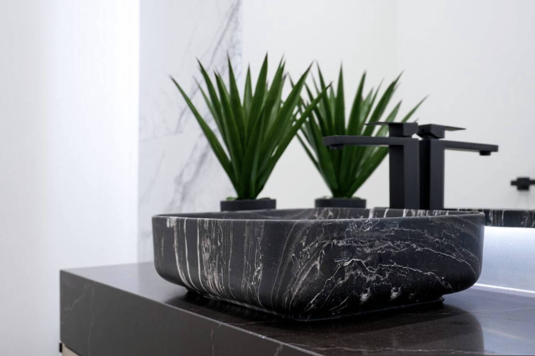 Brand New Luxury 3 Level Lake View House + Hot Tub