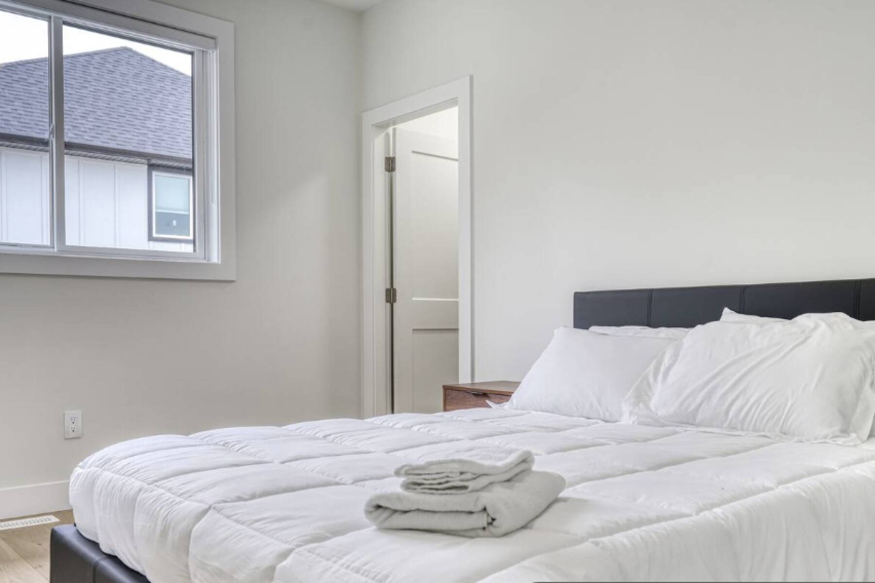 Brand New Luxury 3 Level Lake View House + Hot Tub