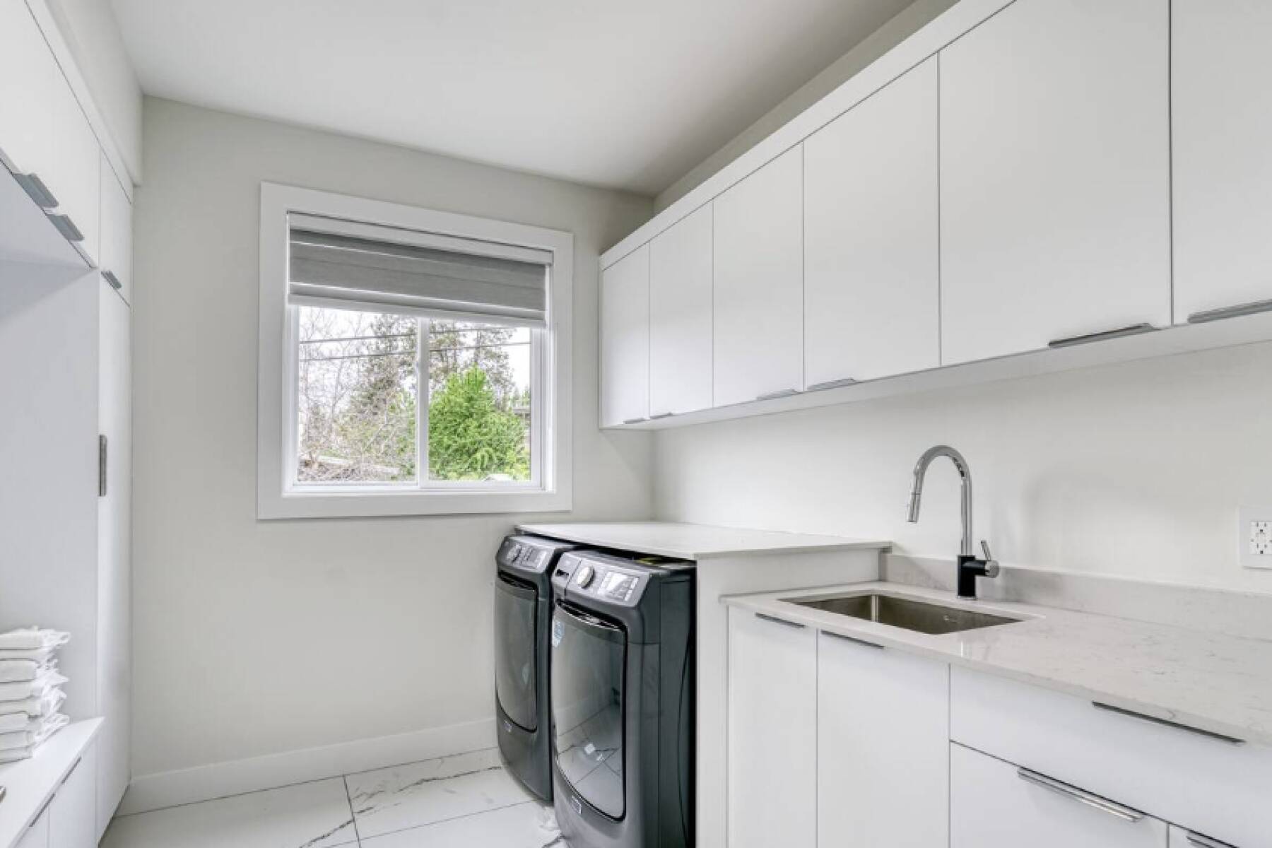 Brand New Luxury 3 Level Lake View House + Hot Tub