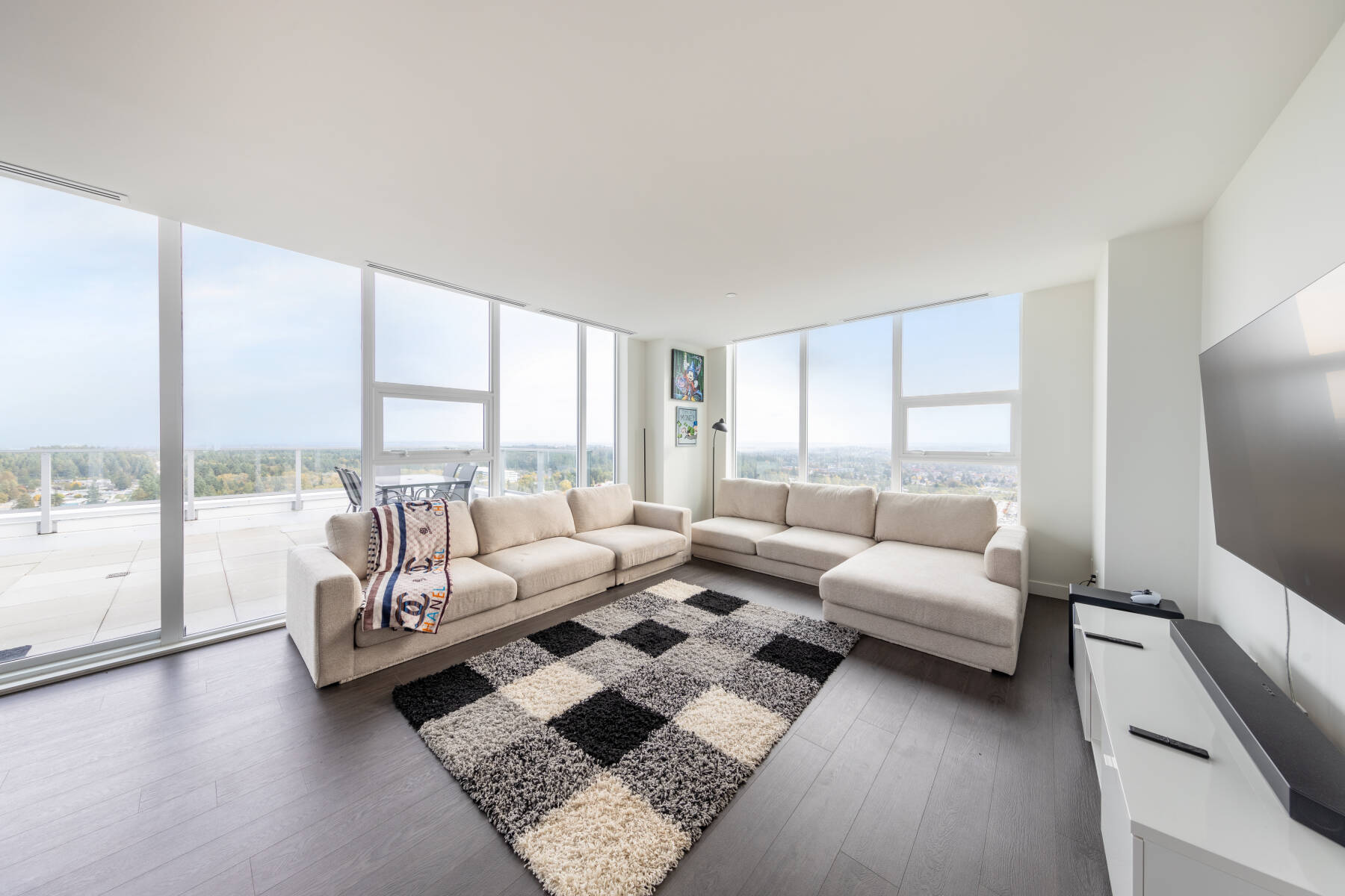 Modern Penthouse 3 Bedroom | Pool Hot Tub Gym