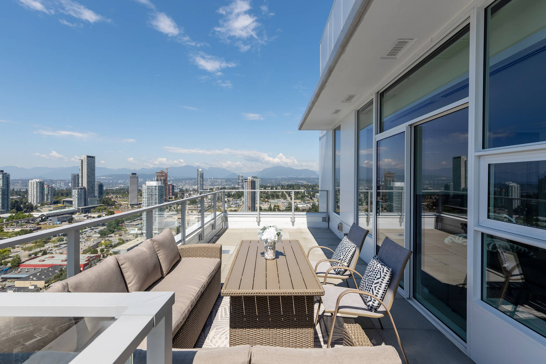 Luxury Penthouse 3 Bedroom | Pool Hot Tub Gym