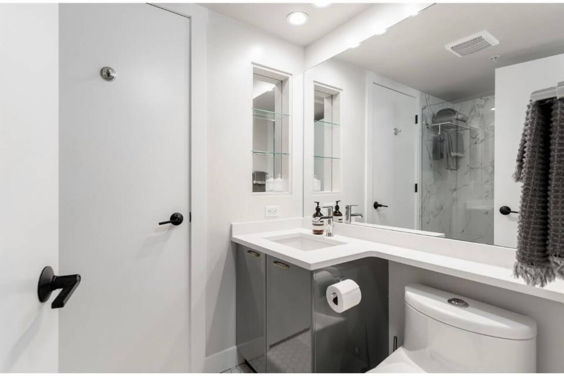 Downtown Vancouver Gem – Quiet Courtyard View