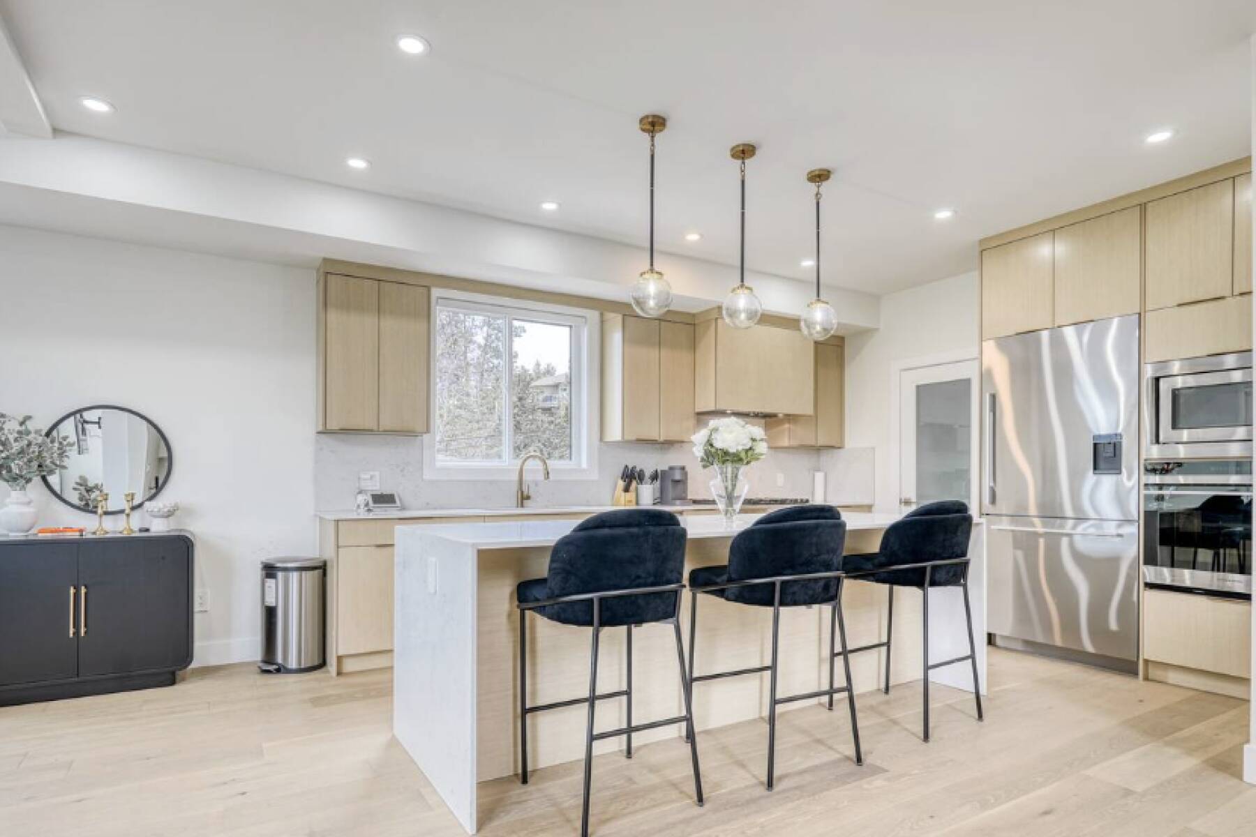 Brand New Luxury 3 Level Lake View House + Hot Tub