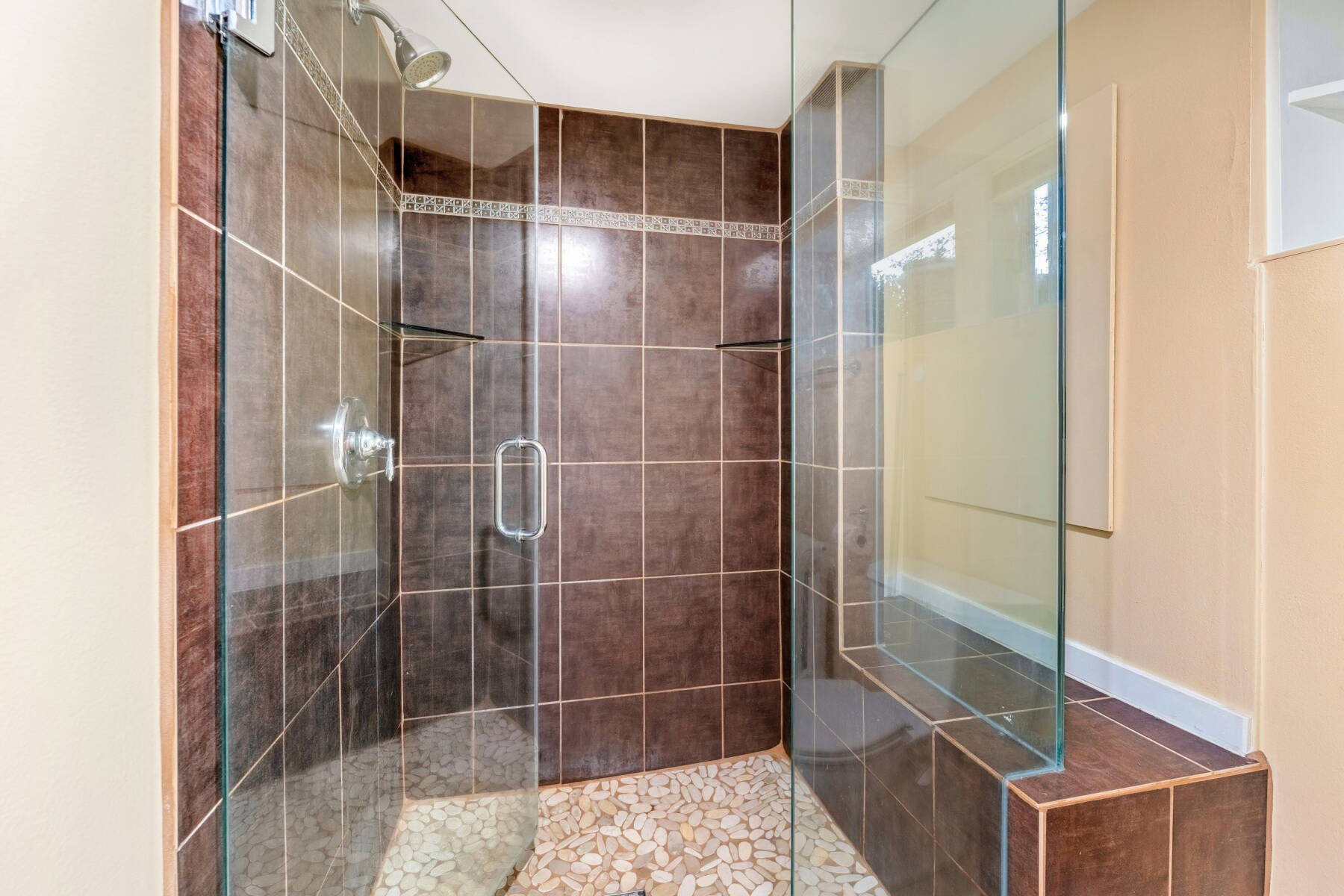 Location! Spacious suite near Dundarave and Waterfront