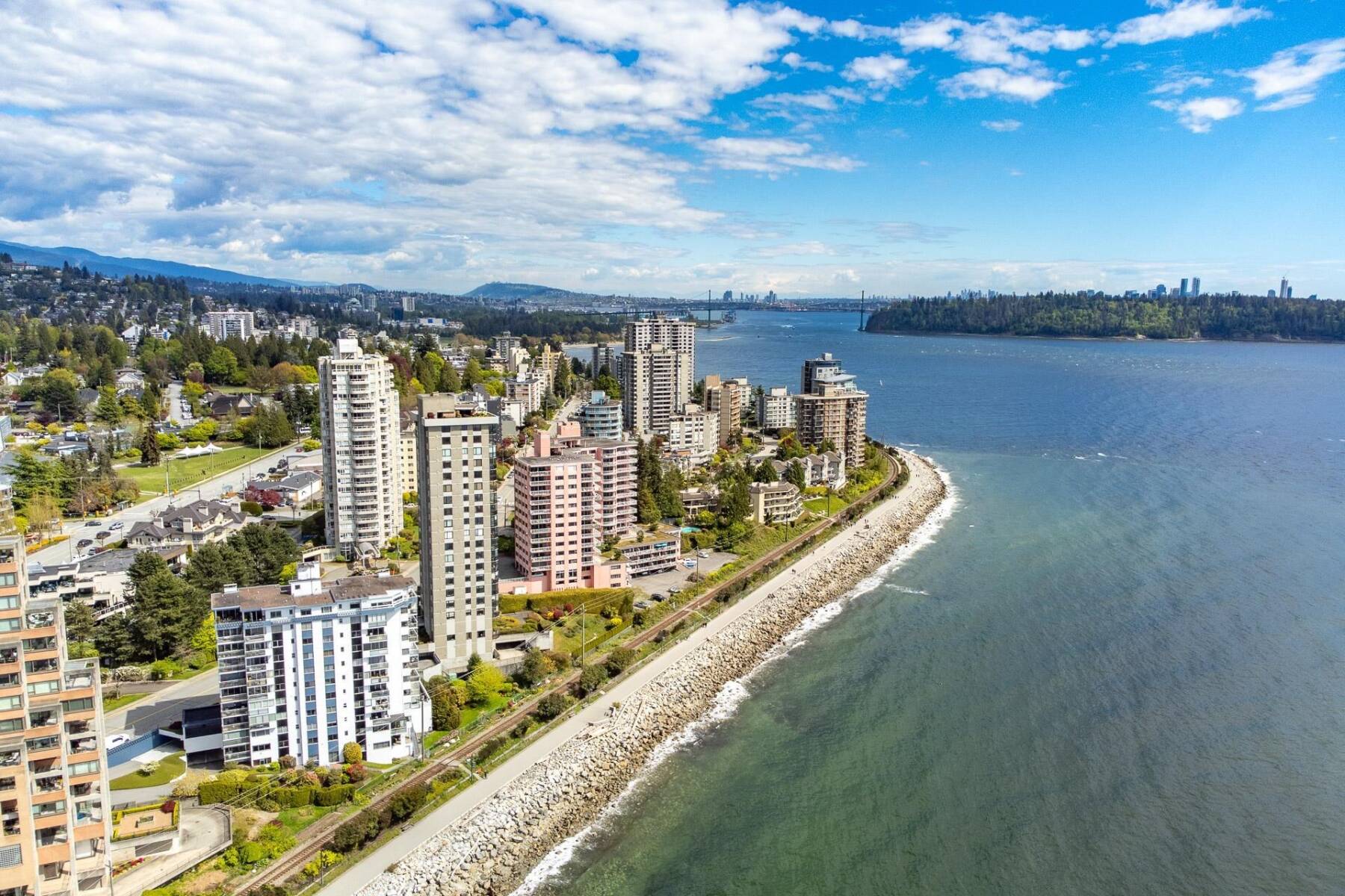 Location! Spacious suite near Dundarave and Waterfront