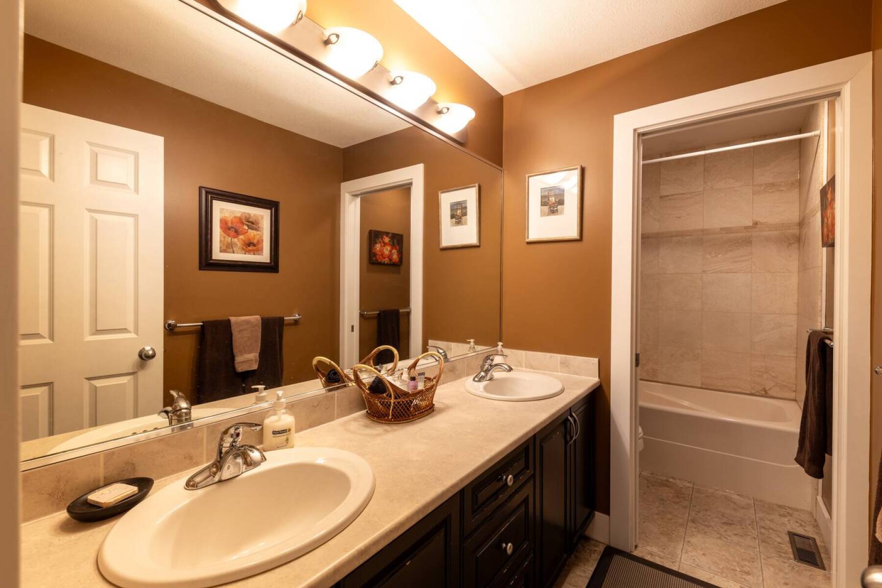 White Rock Beach House walking distance to beach