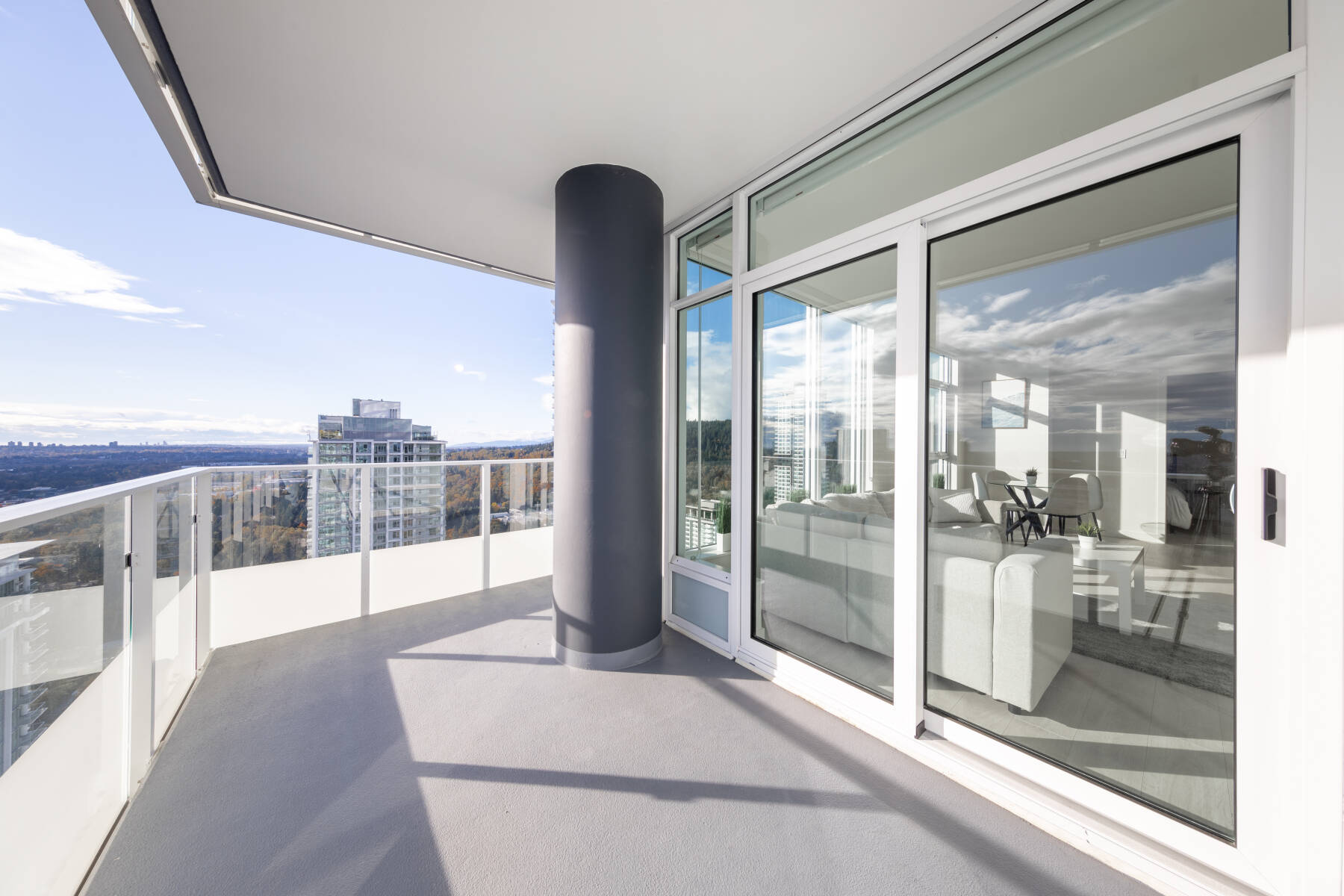 Relaxing Riverside 2BR Near Shops & Parks