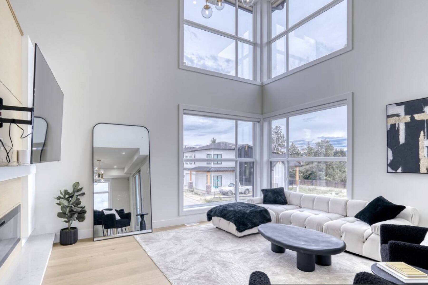 Brand New Luxury 3 Level Lake View House + Hot Tub