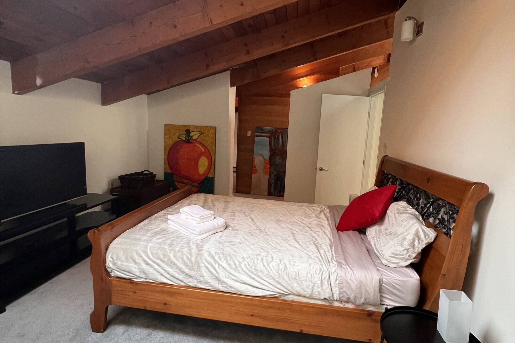 5-Bedroom North Van Home with Pool/Hot Tub, Beautiful Views