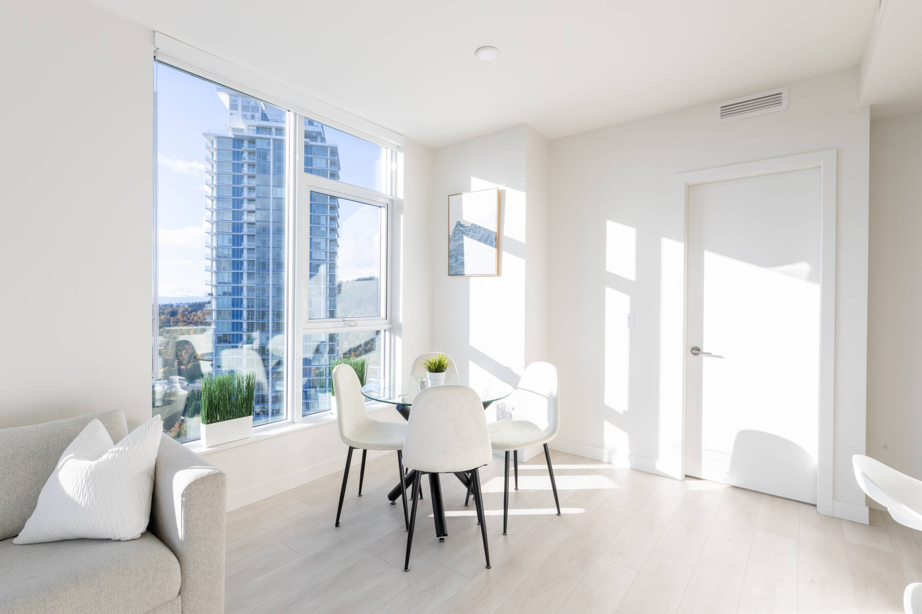 Relaxing Riverside 2BR Near Shops & Parks